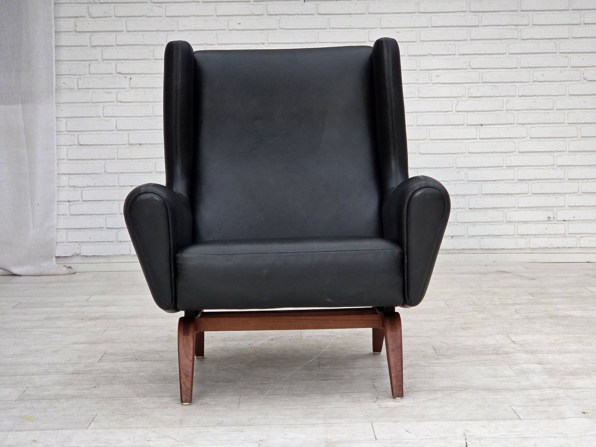 Années 1960, design danois par Illum Wikkelsø, fauteuil, modèle 110, cuir, teck.