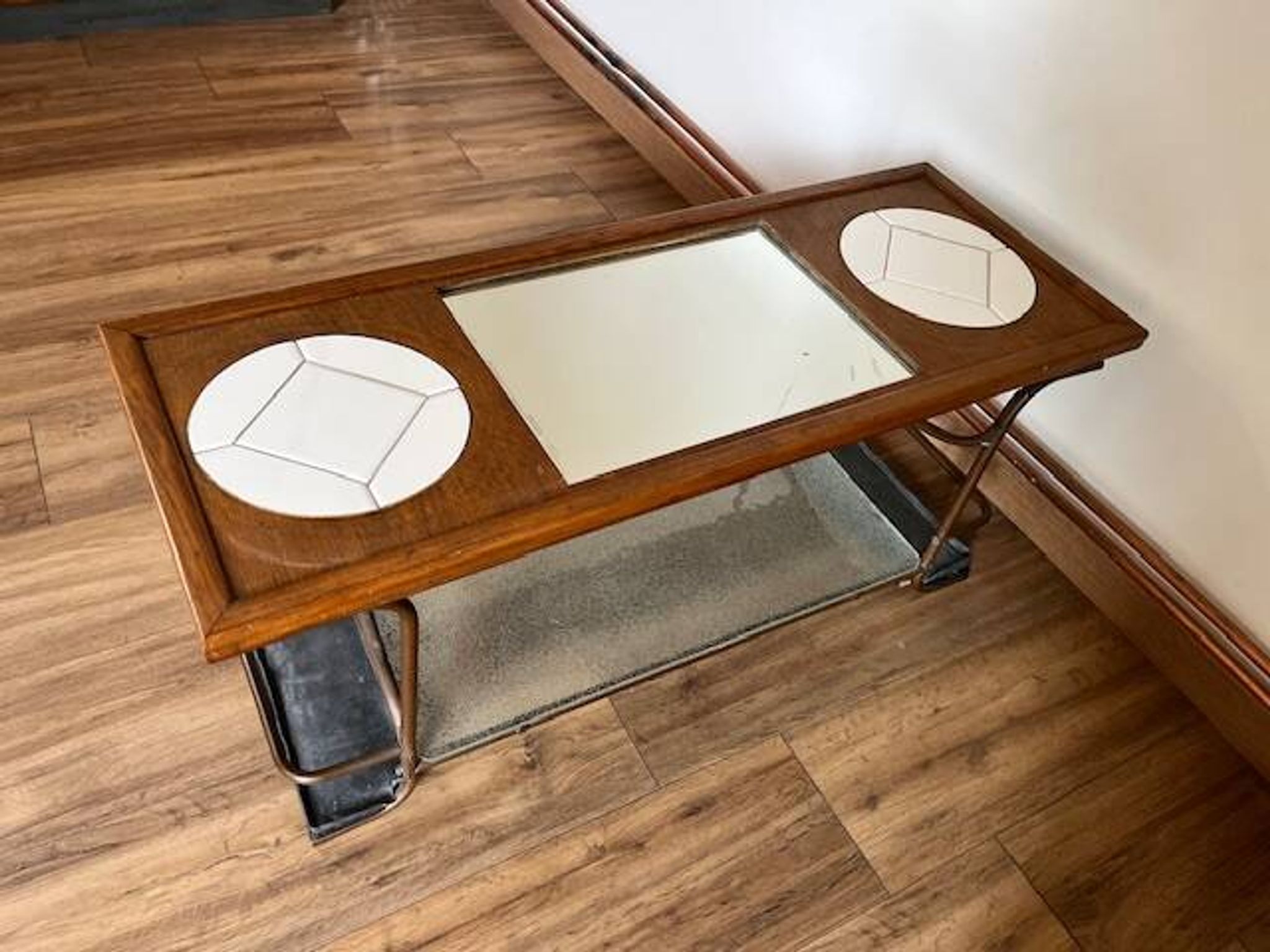 Table basse artisanale et fonctionnelle