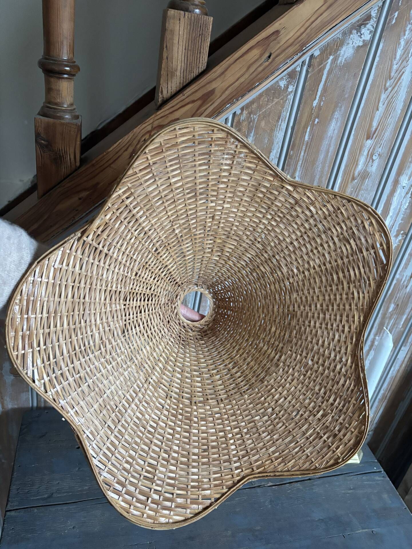 Suspension fleurs en rotin