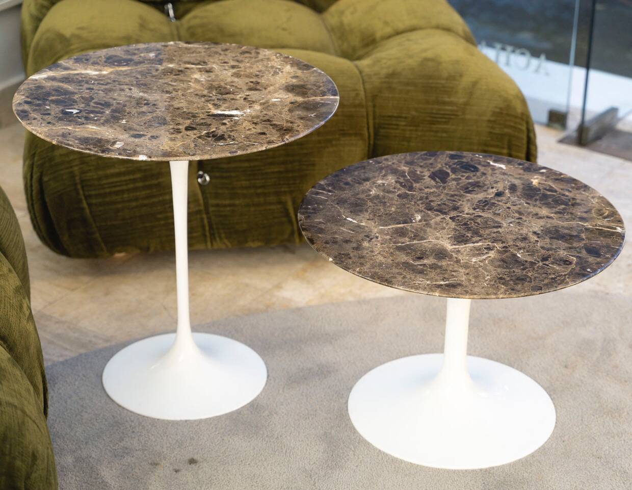 Eero Saarinen & Knoll, 2 "tulip" side tables in "EMPERADOR" marble, 20th century