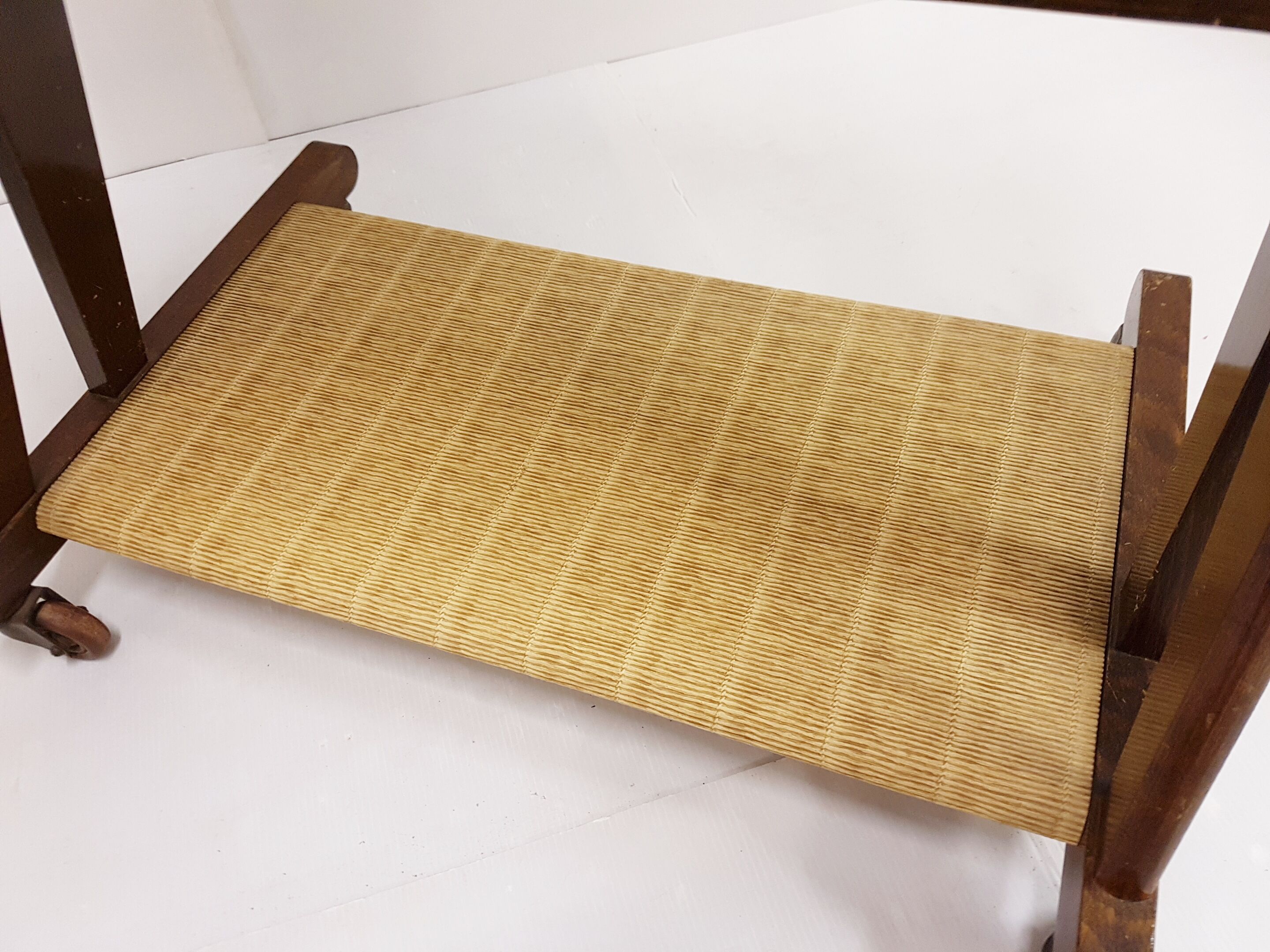 Serving table 1960