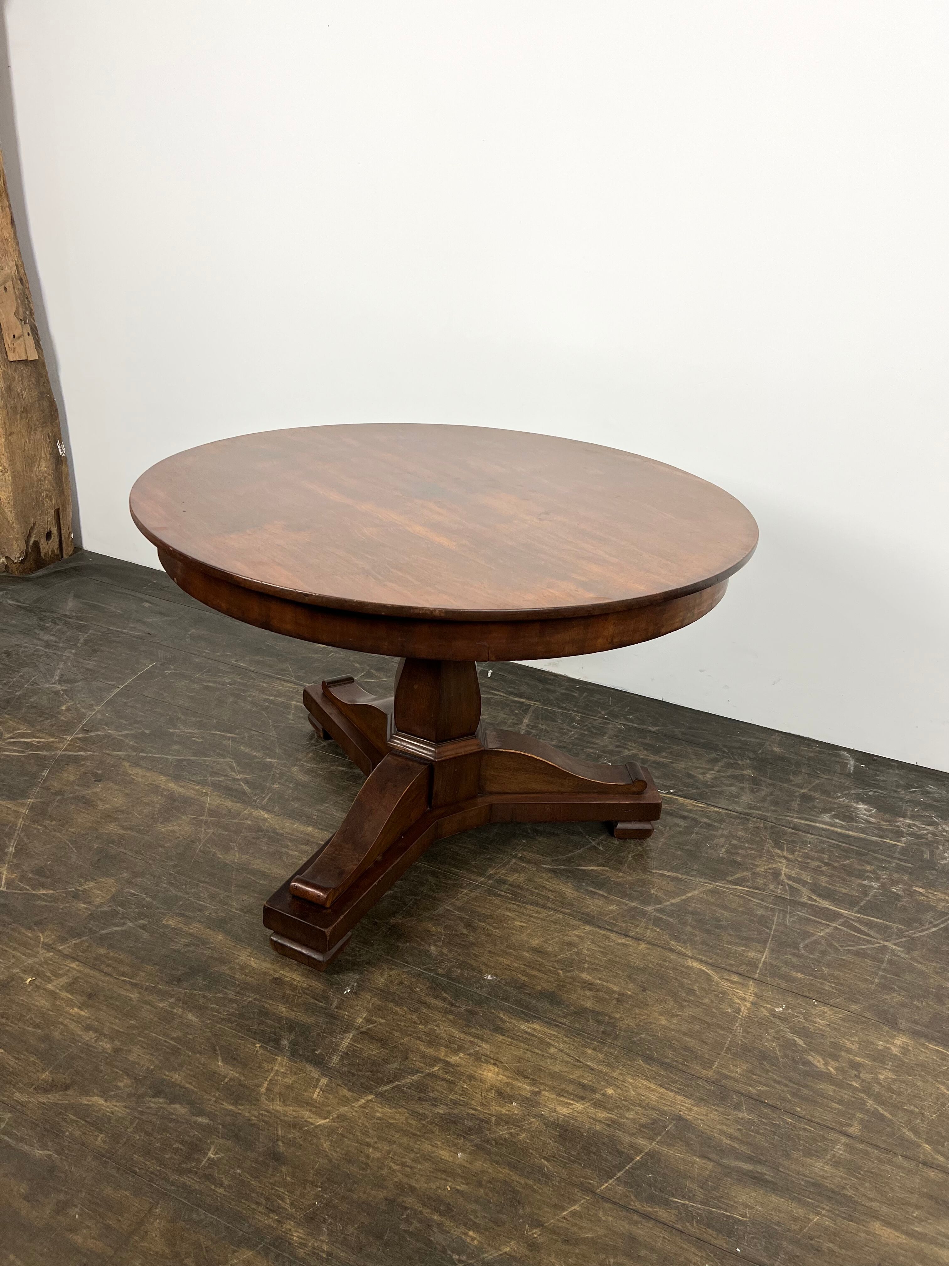 Mahogany center table Biedemeier