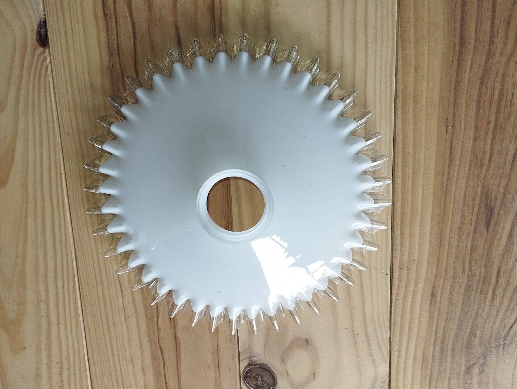 Abat-jour vintage en opaline dentelée