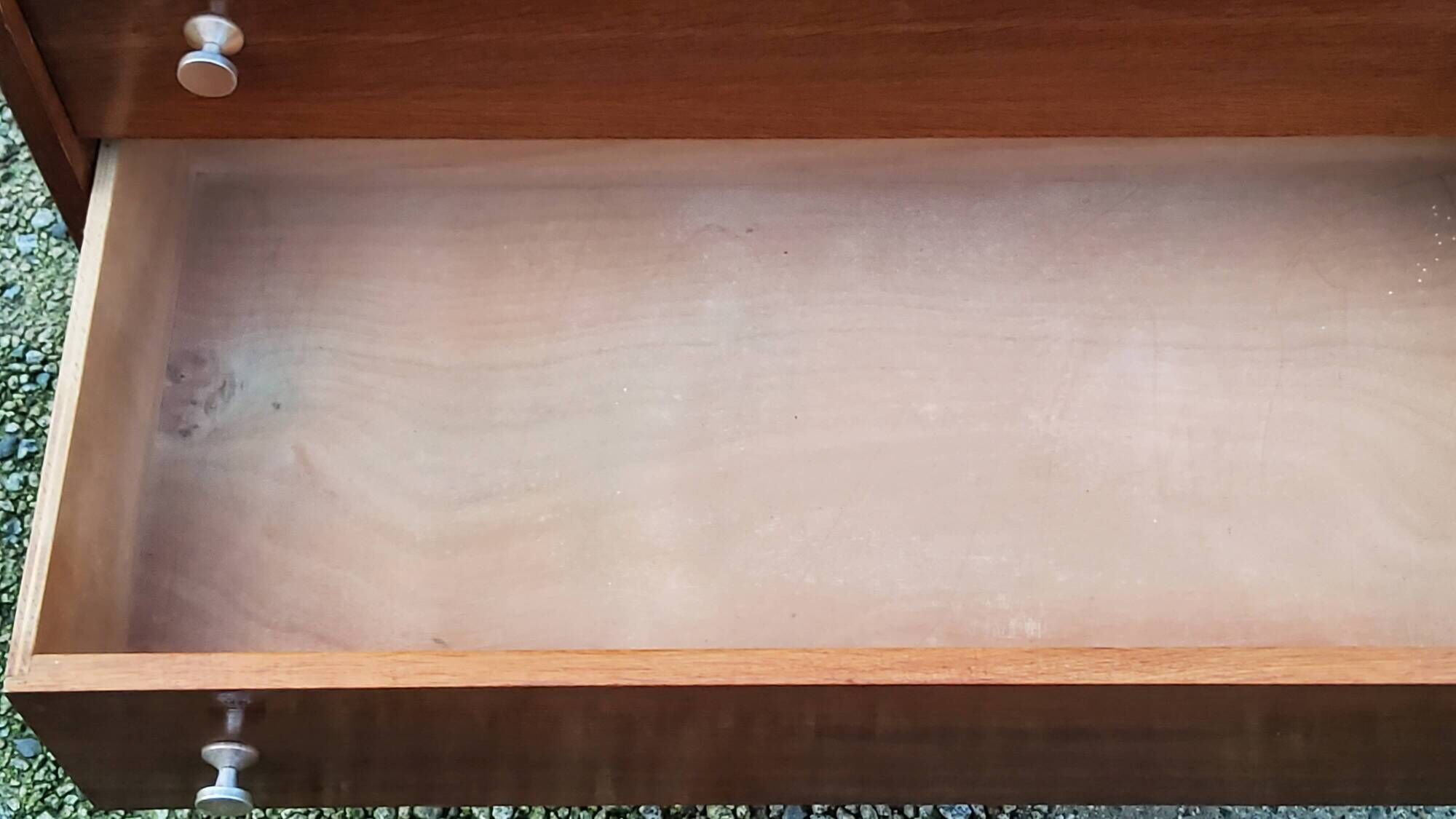 Vintage golden oak chest of drawers with 4 spindle feet from the 1950s