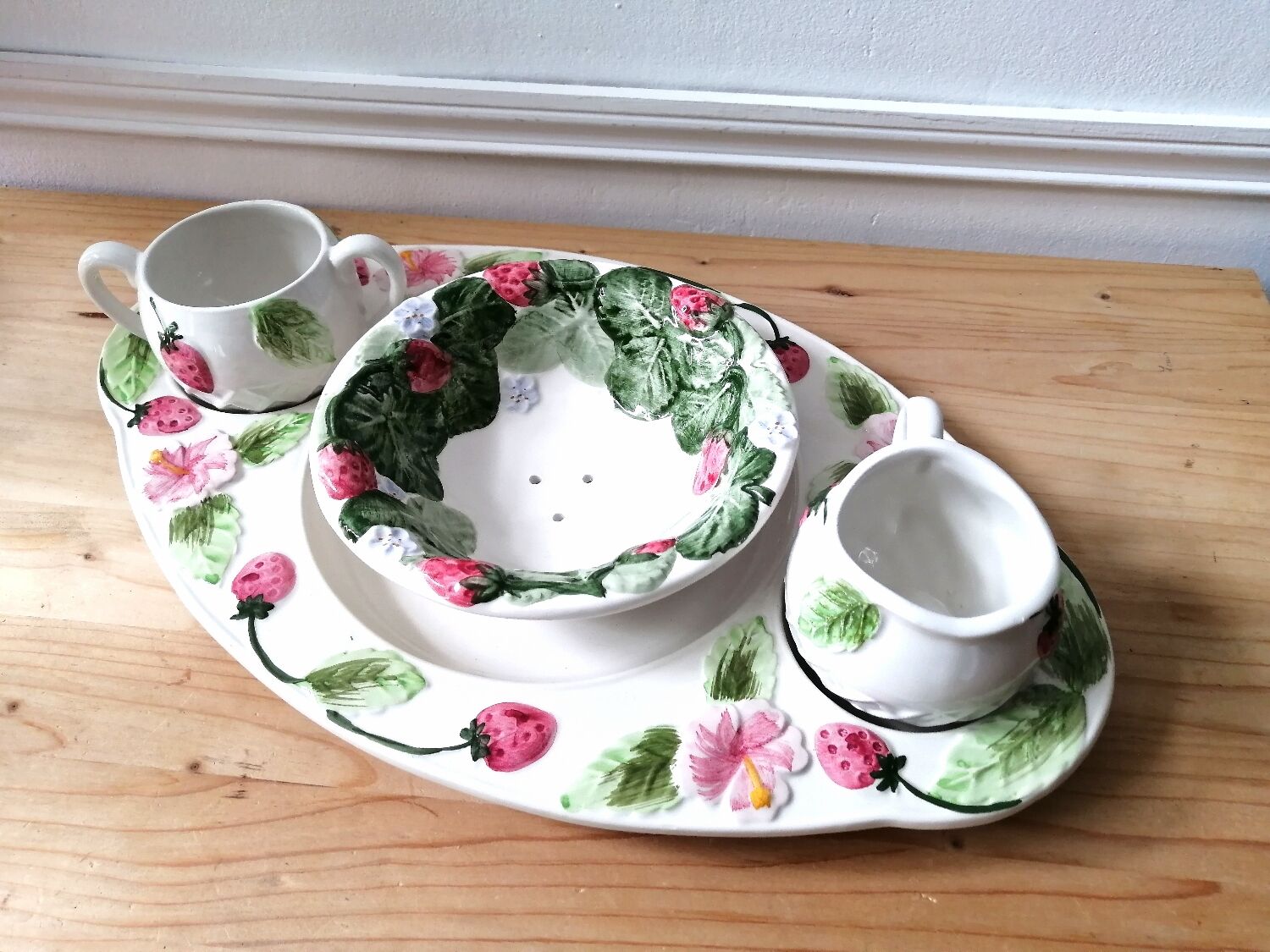 Slip dish for strawberries