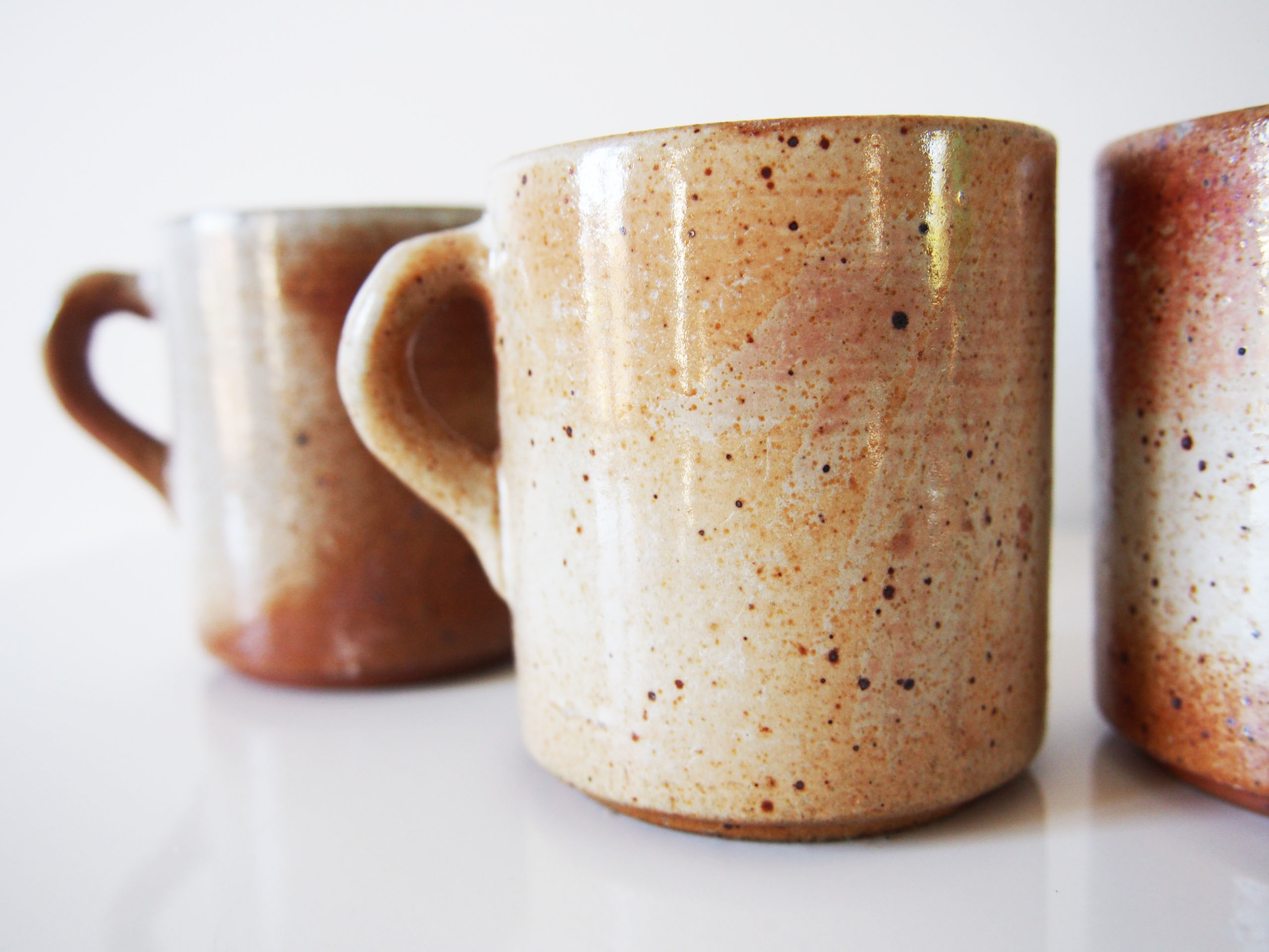 Quatre tasses en grès du Marais
