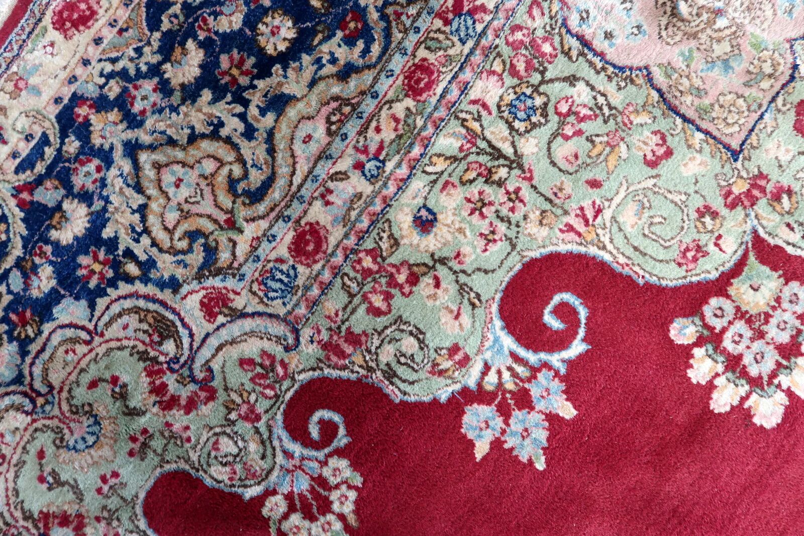 Antique 1920s Persian Kerman rug, floral medallion, red field, 273cm x 362cm