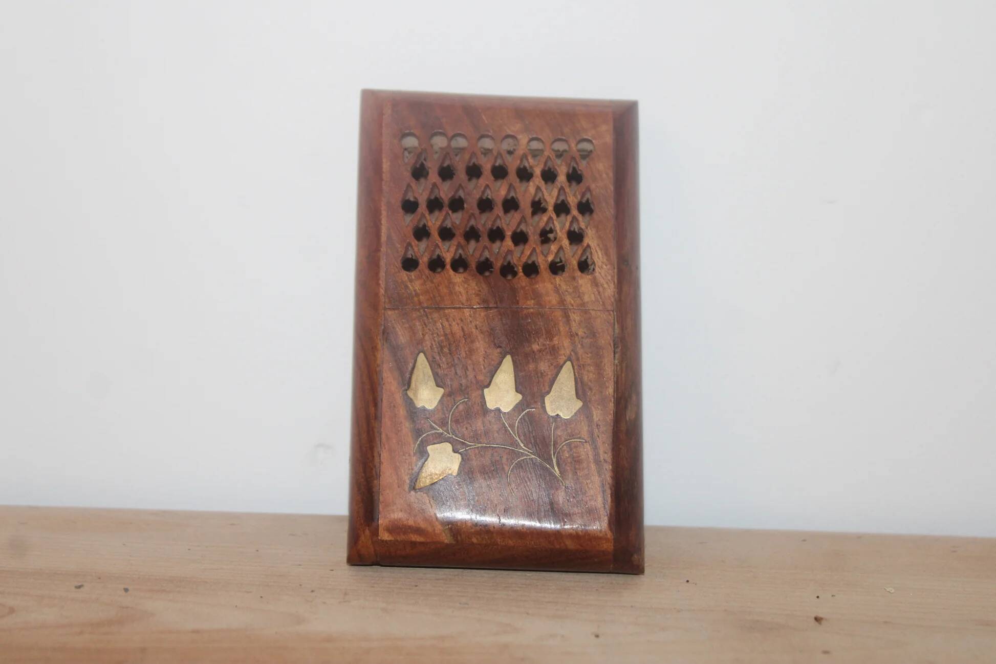 Vintage folding cigarette case in carved wood – golden floral decoration – oriental style