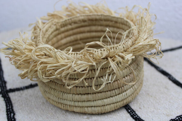 Fringed basket in raffia