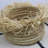 Fringed basket in raffia