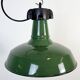Lampe à suspension industrielle en émail vert, années 1960