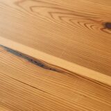 Longue table en pin canadien avec pieds noirs