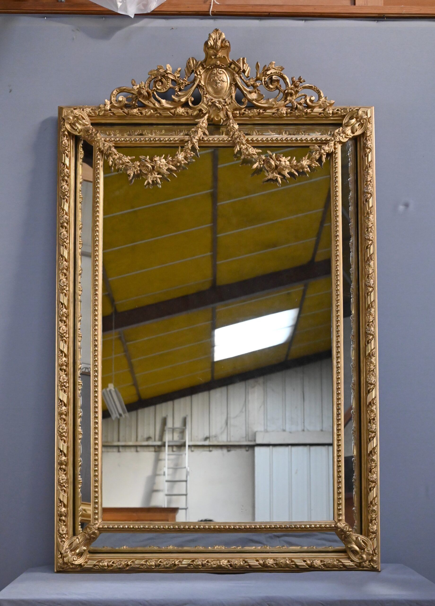 Important mirror with parcloses, Louis XVI style – late 19th century