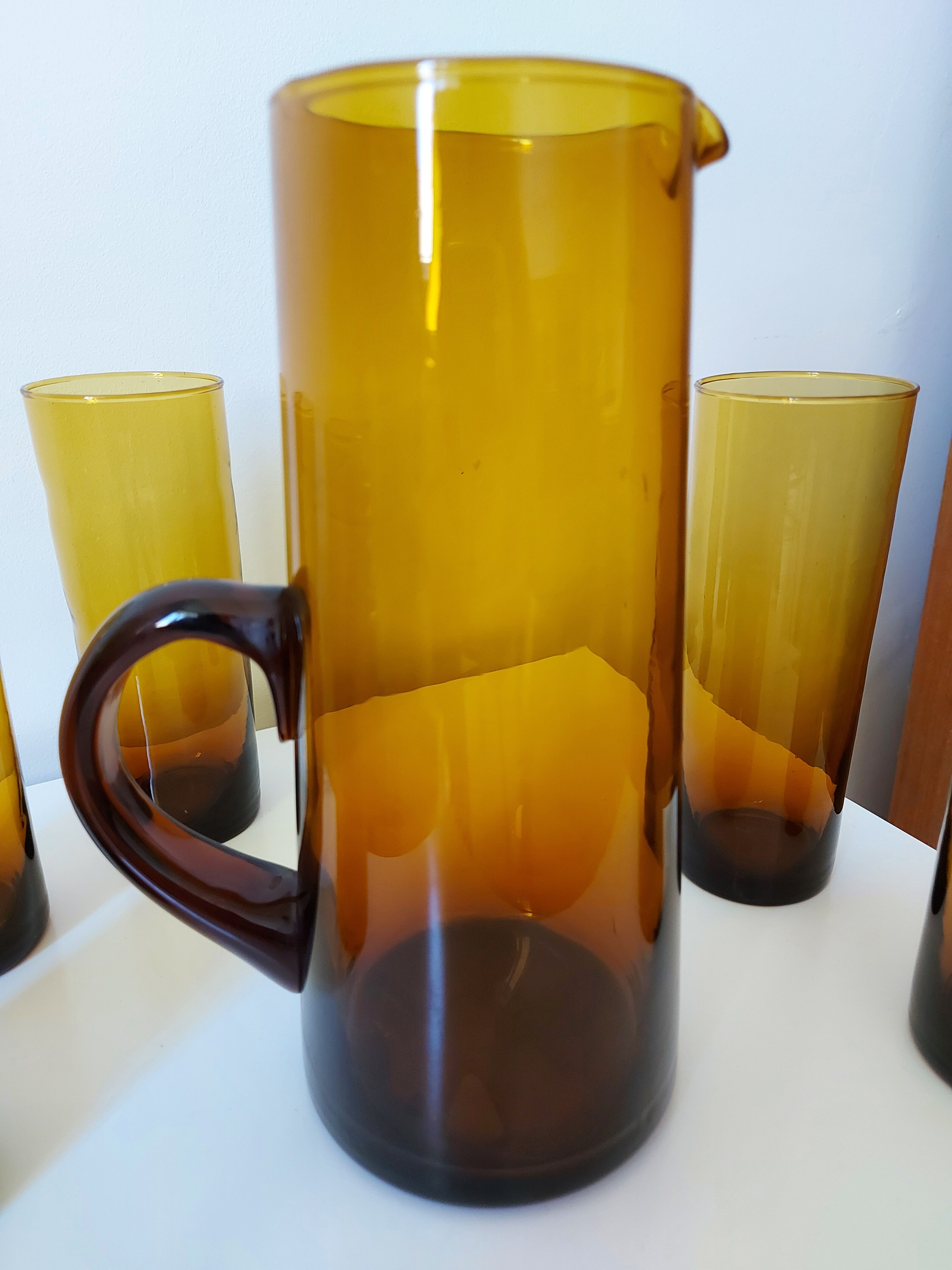 Set carafe and 5 amber glasses