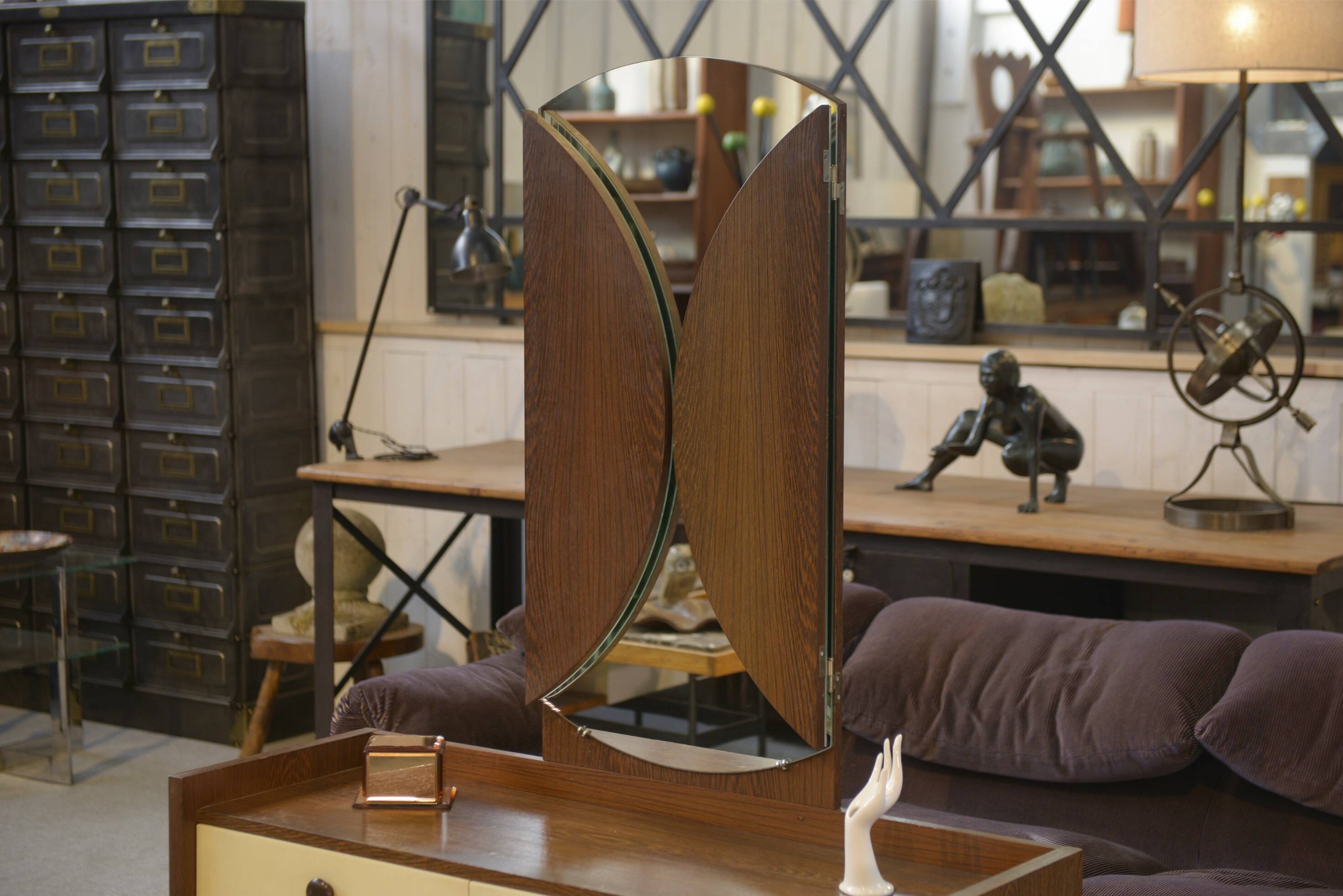 Wenge hairdresser from the 1990s