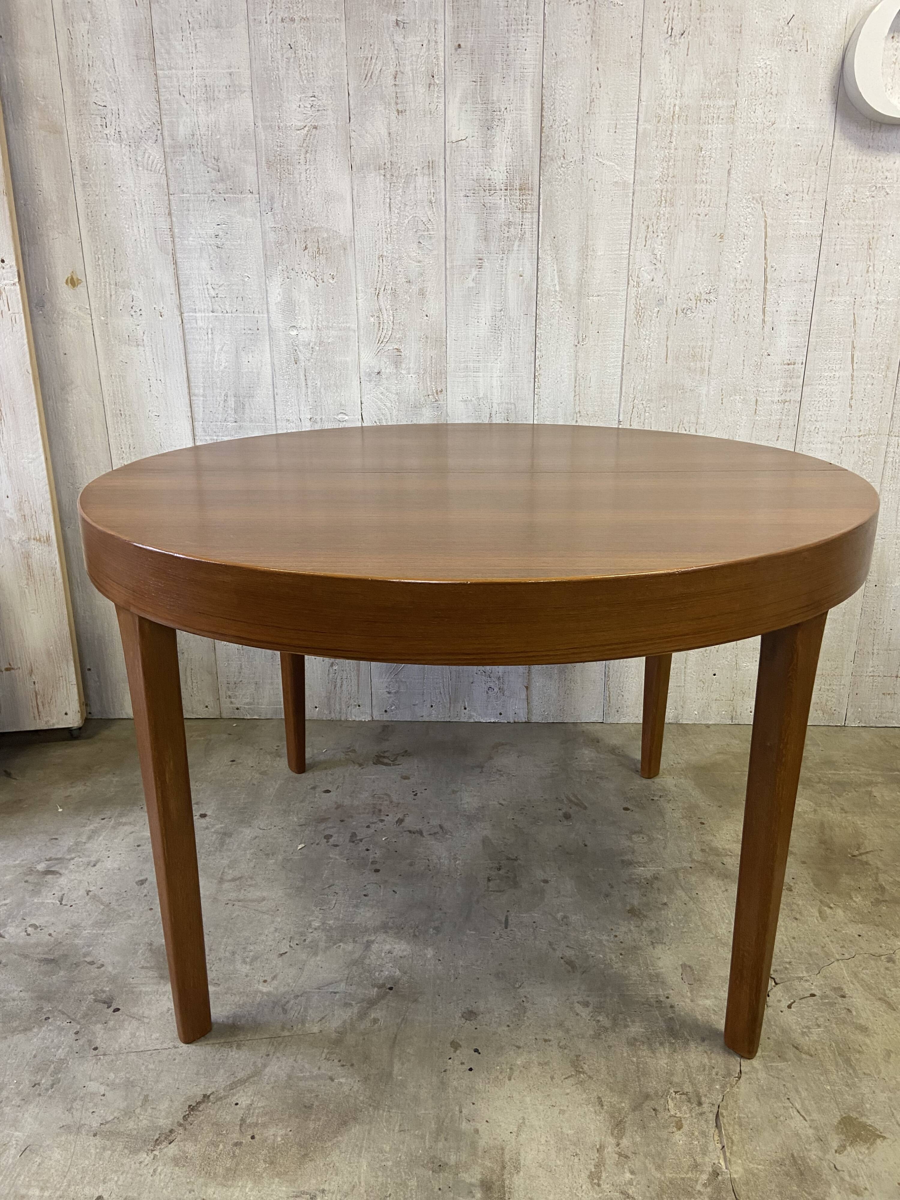 Vintage extendable table