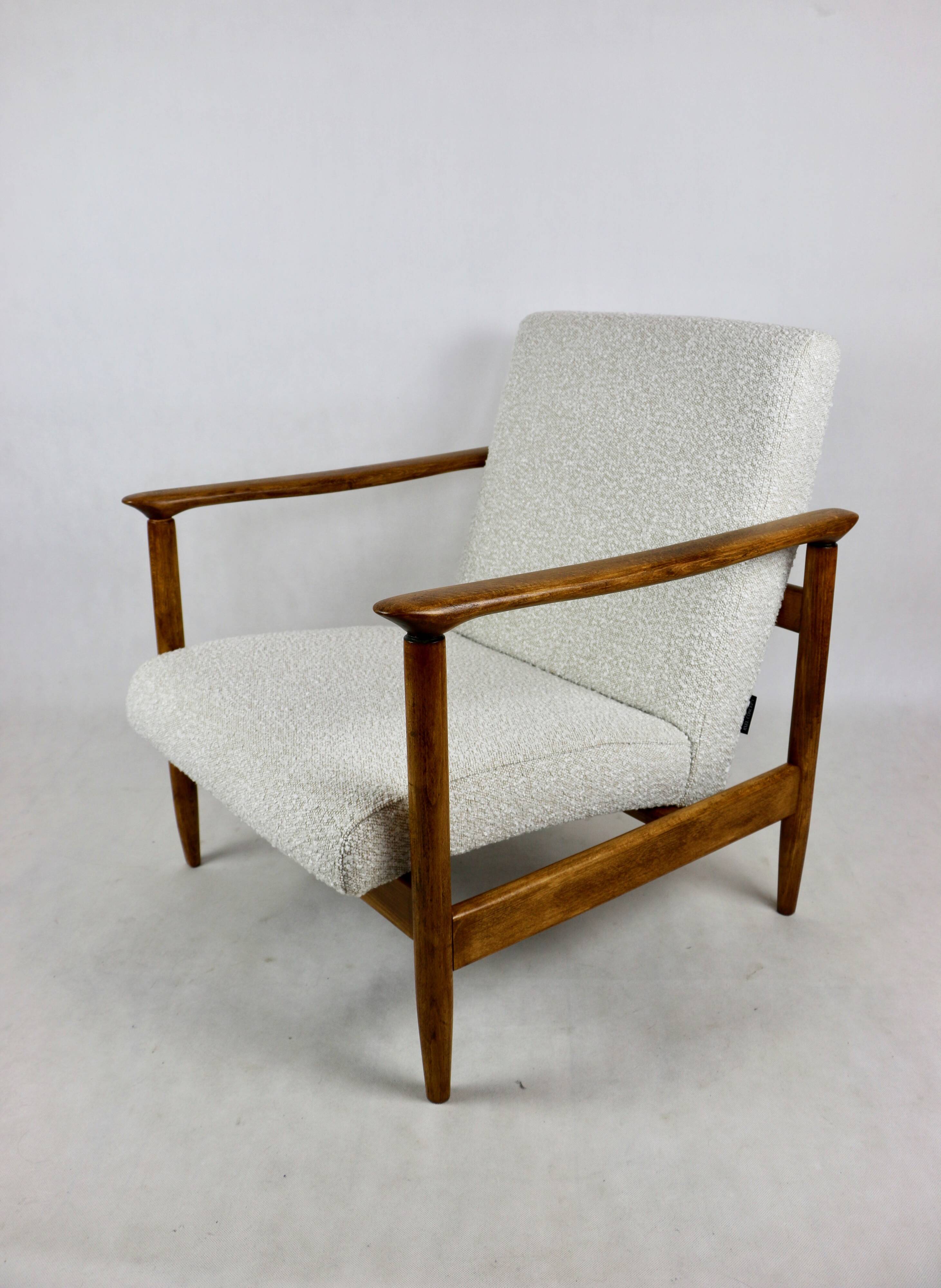Fauteuil GFM-142, design par Edmund Homa des années 70, bouclé ivoire blanc - 2 pièces disponibles.