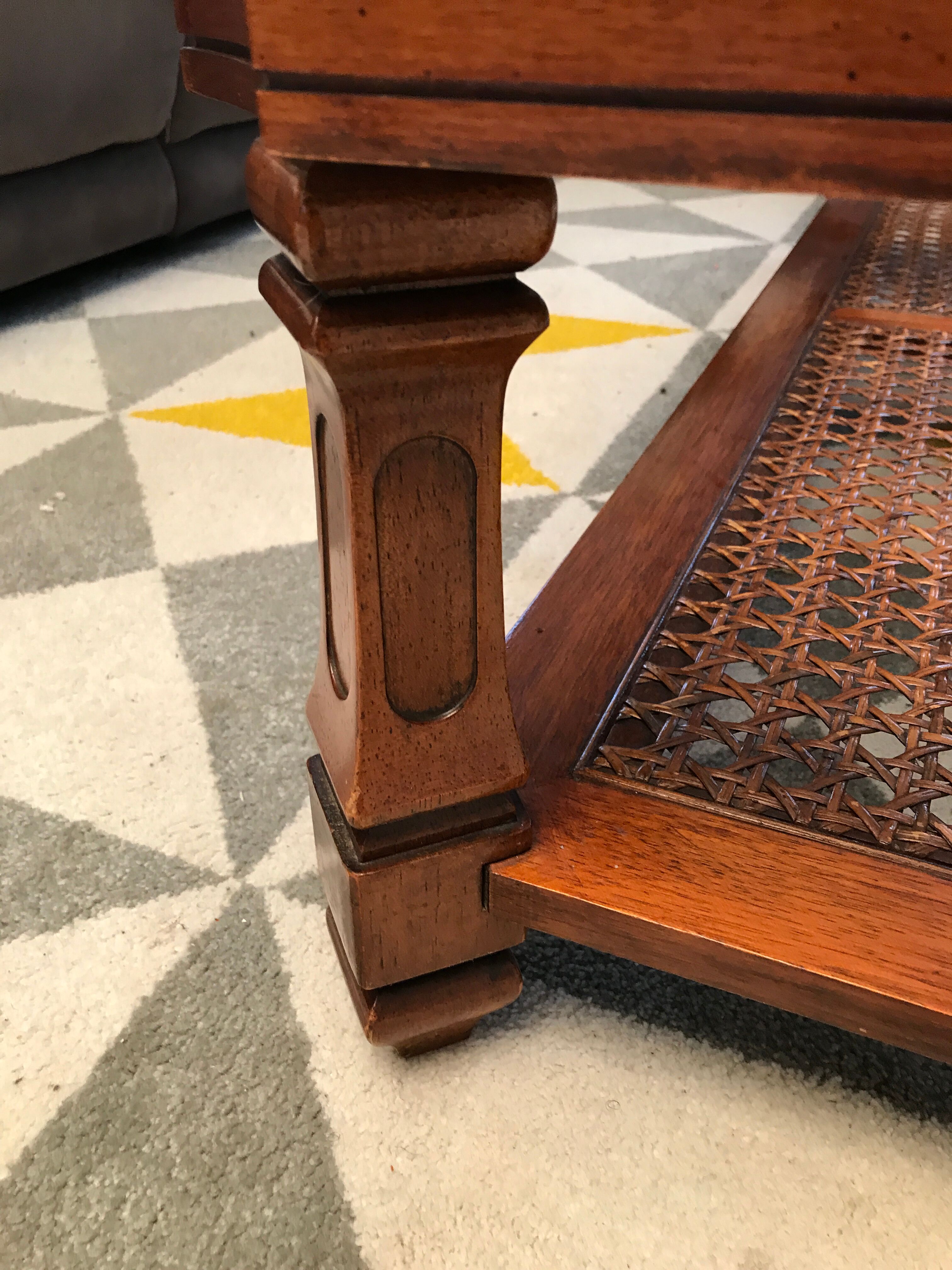 Table basse en merisier plateau verre cannage