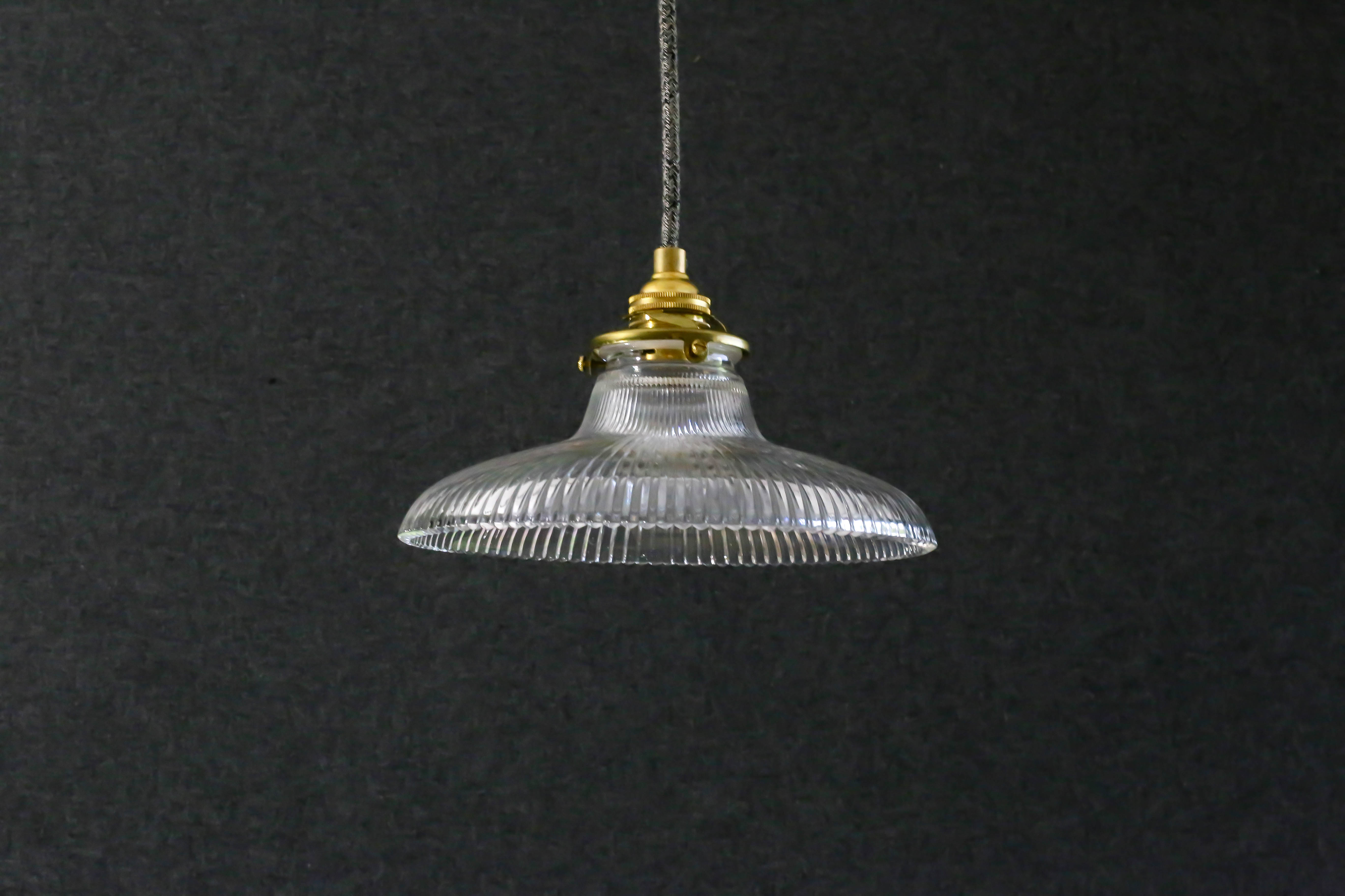 Holophane suspension in translucent glass delivered with brass socket and new cable