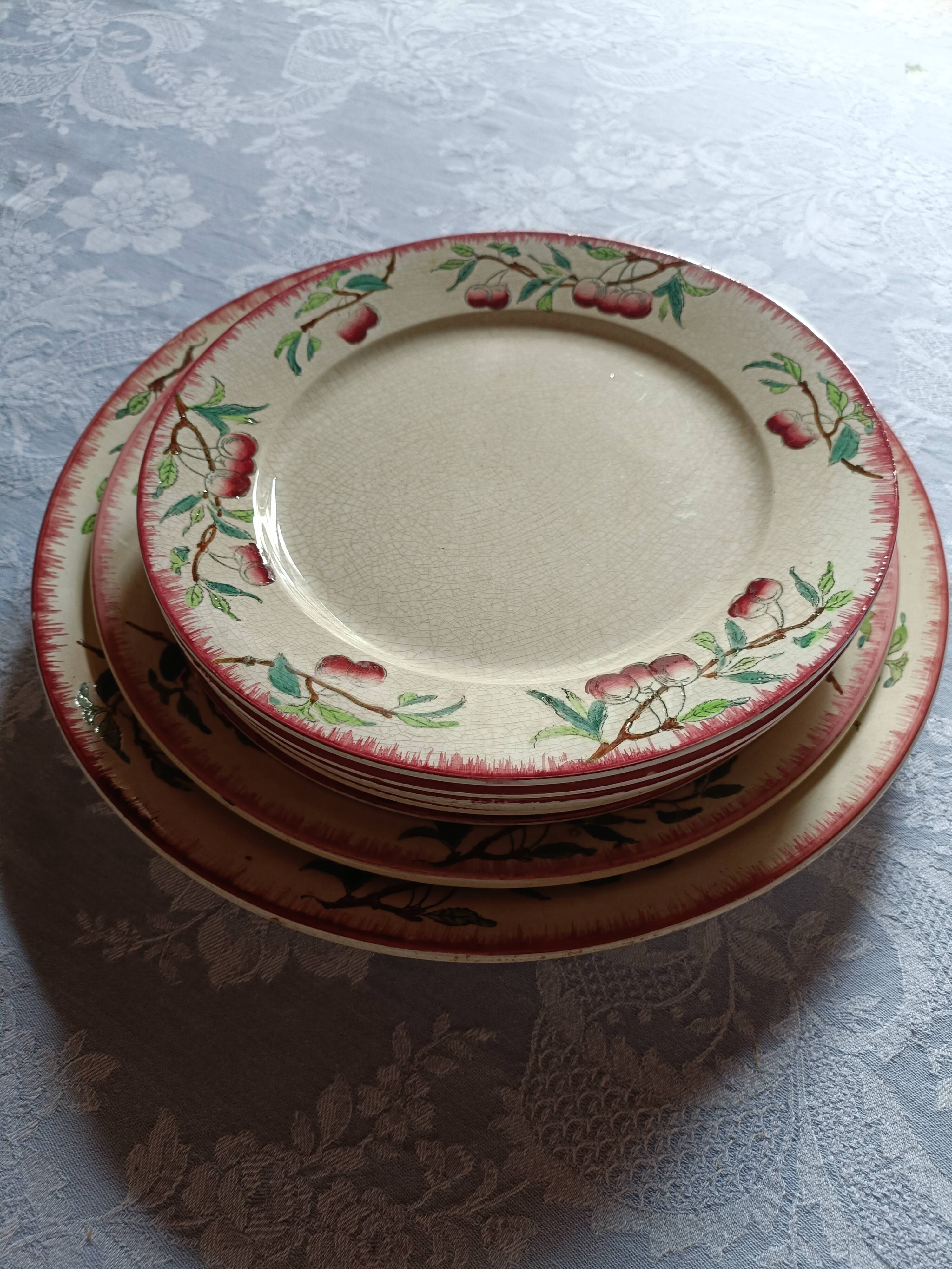 Rares, 6 assiettes et 2 grands plats Sarreguemines décor cerises