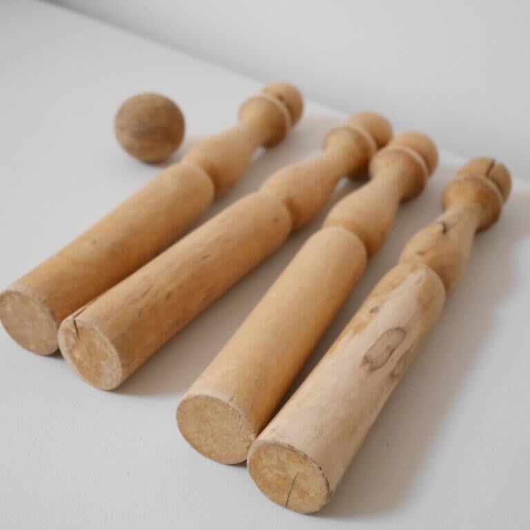 Lot de 4 quilles en bois avec une boule