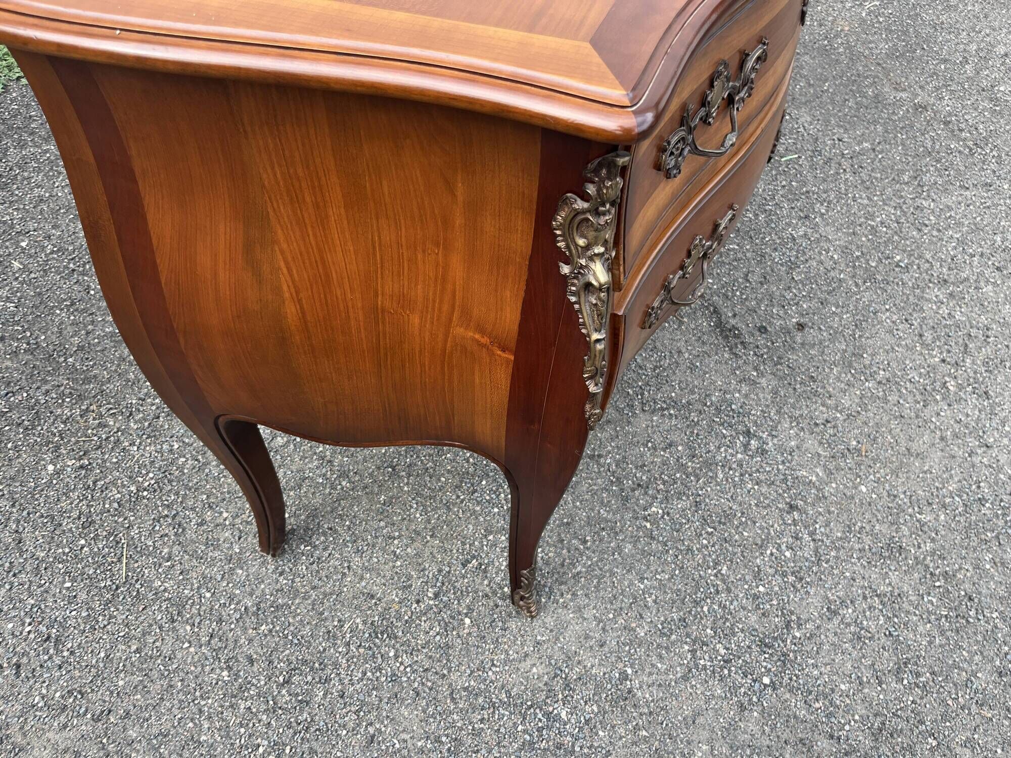 Commode ancienne de style Louis XV en bois - Commode sauteuse galbée avec b