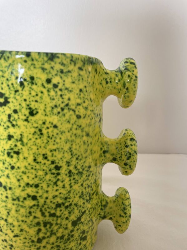 Vase en céramique jaune moucheté vert à anses abstrait fait main