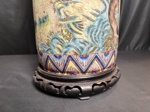 Vase rouleau en porcelaine décor grues et flore, Chine XIXème