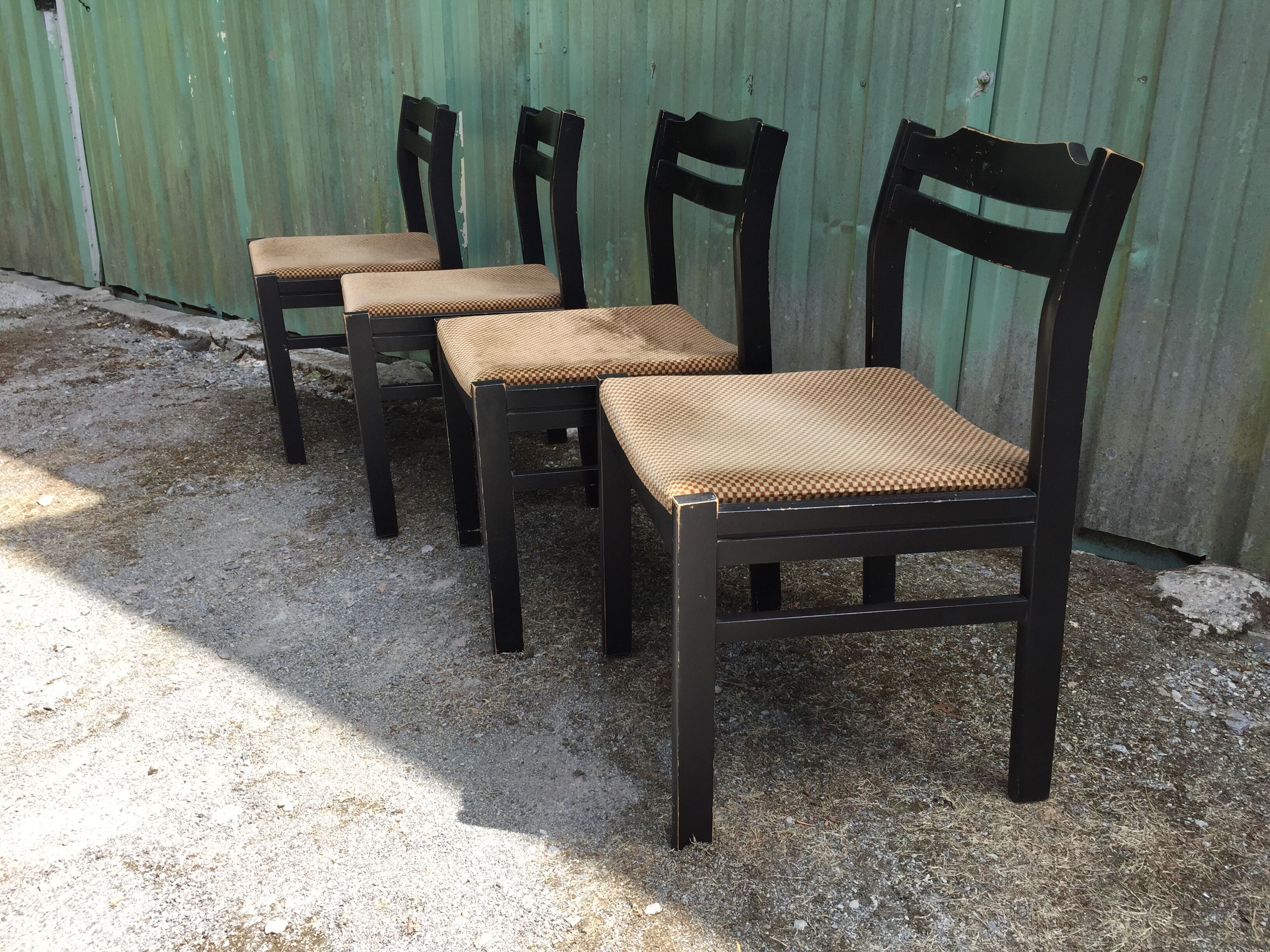 Chaises en hêtre laquées noir à assises en tissu or a petits carreaux