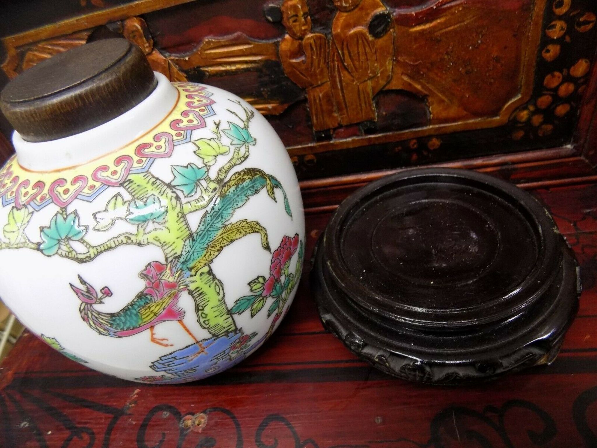 China porcelain lot 3 pots lid and wooden supports