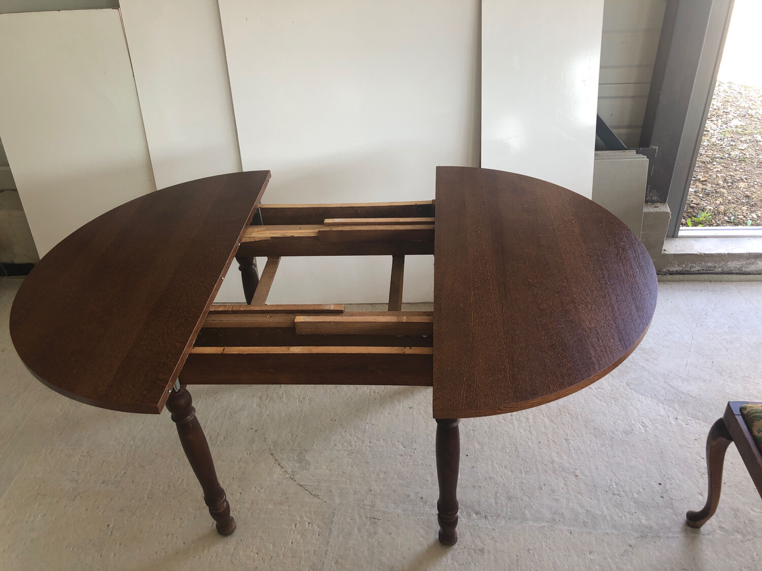 Table ronde avec rallonges et 4 chaises dossier cannage Vintage