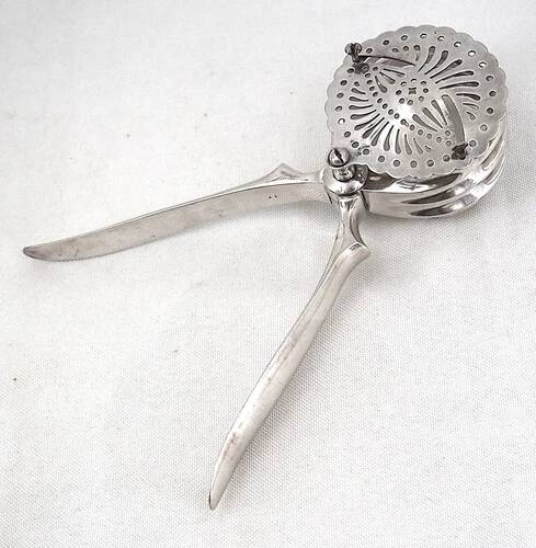 Christofle patented lemon squeezer in silver-plated metal, excellent condition.