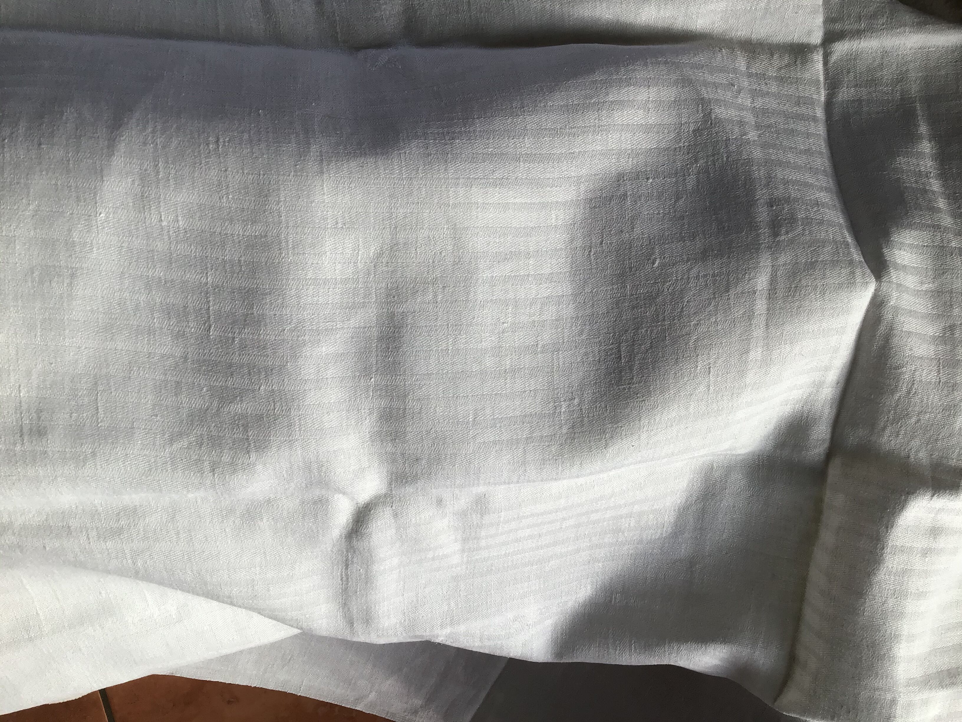 Square table MD 135x135 damassed