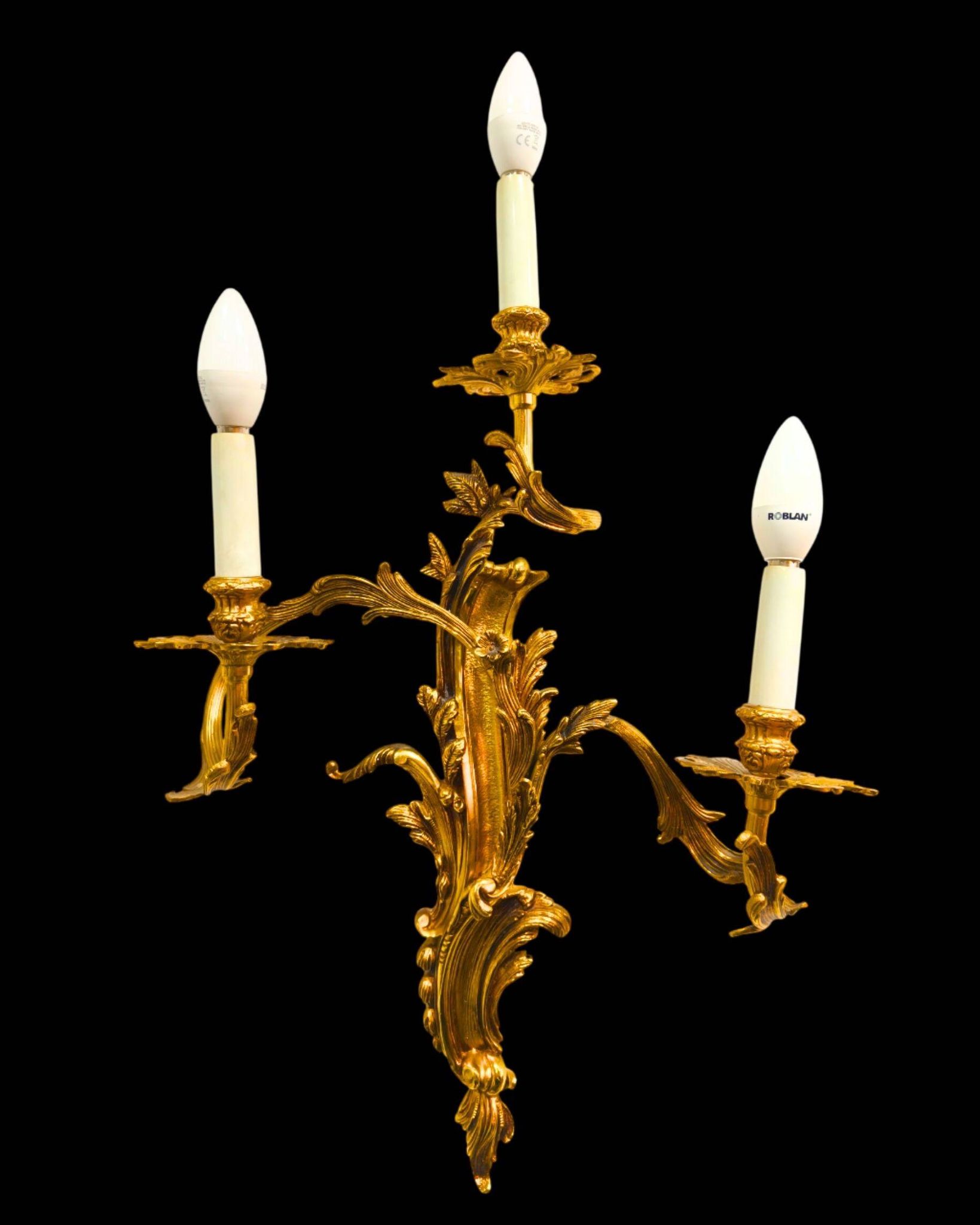 Paire d'appliques en bronze doré de style rocaille, trois lumières