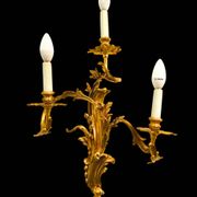 Paire d'appliques en bronze doré de style rocaille, trois lumières