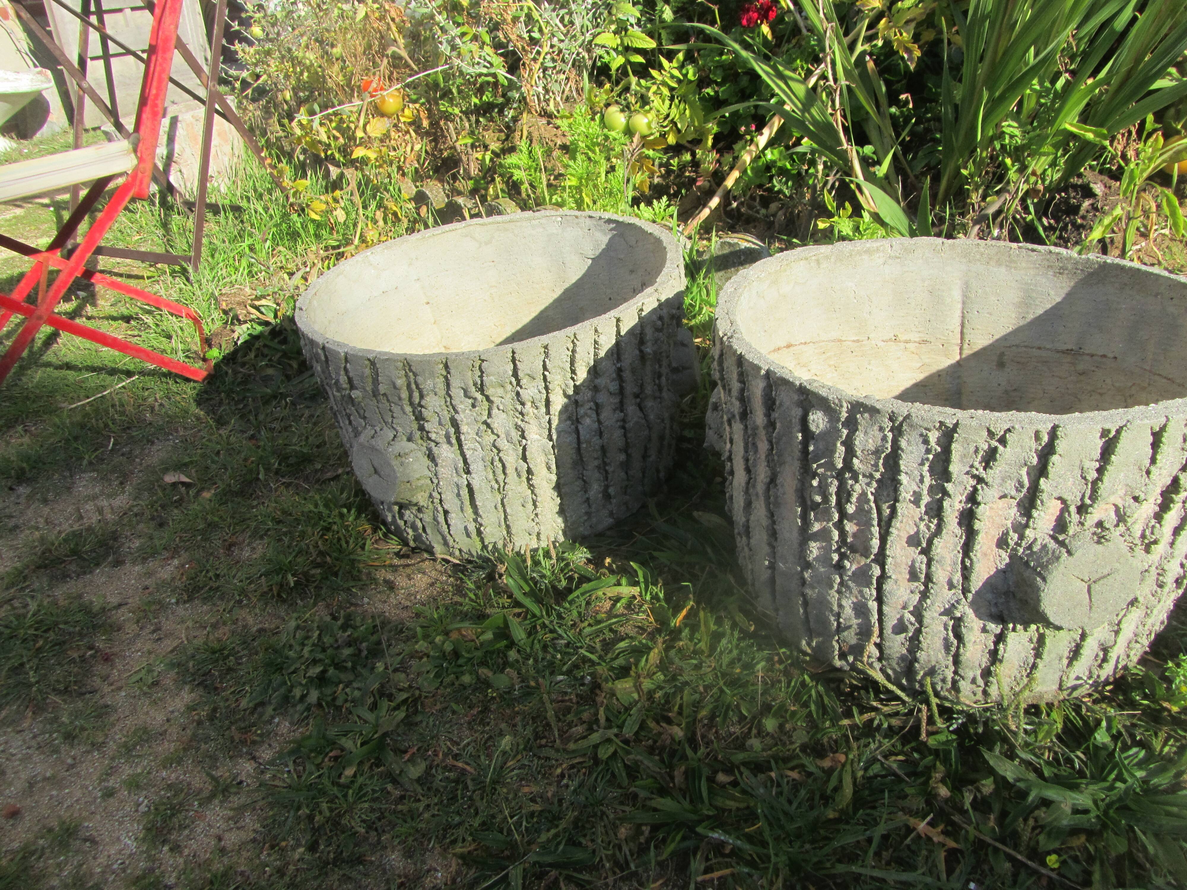 two round cement gardens, imitation of the bark