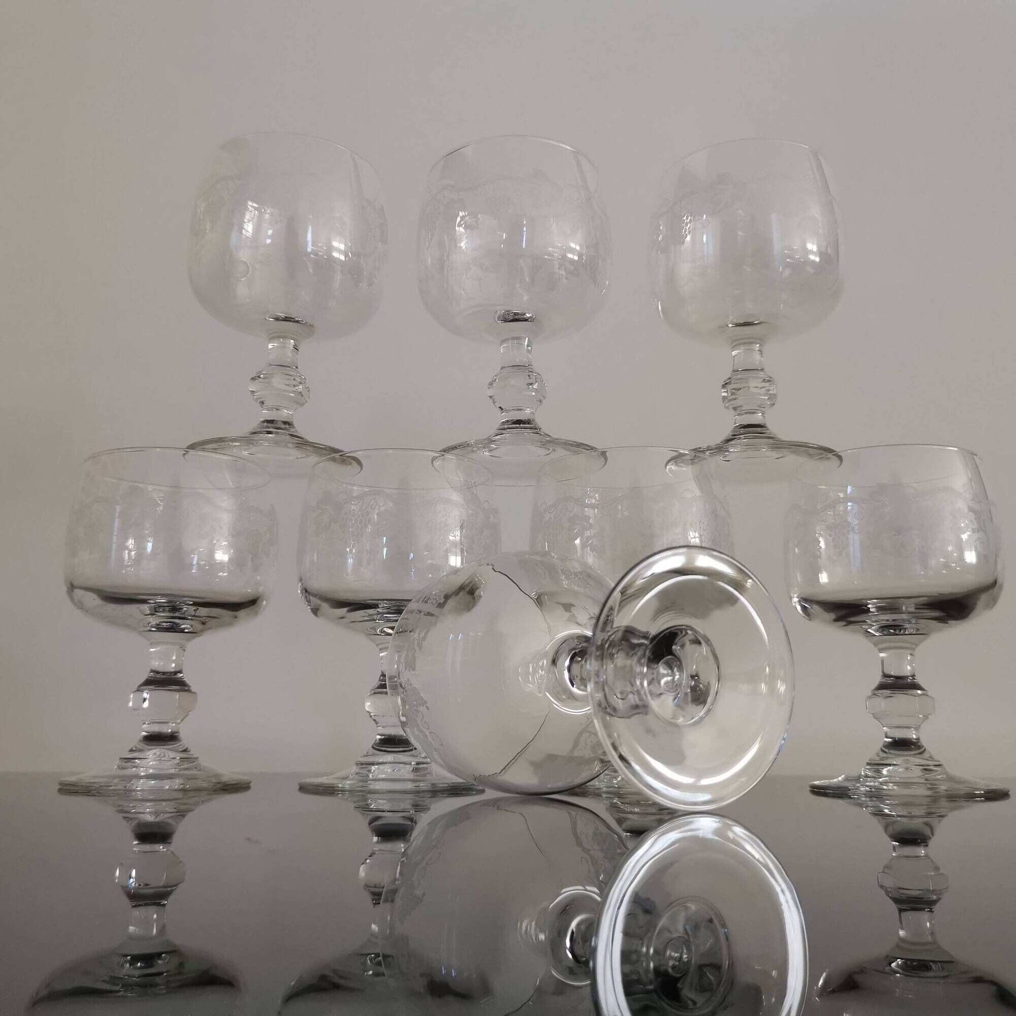 Set of 8 red wine glasses on crystal legs decorated with grapes and vine branches Luminarc