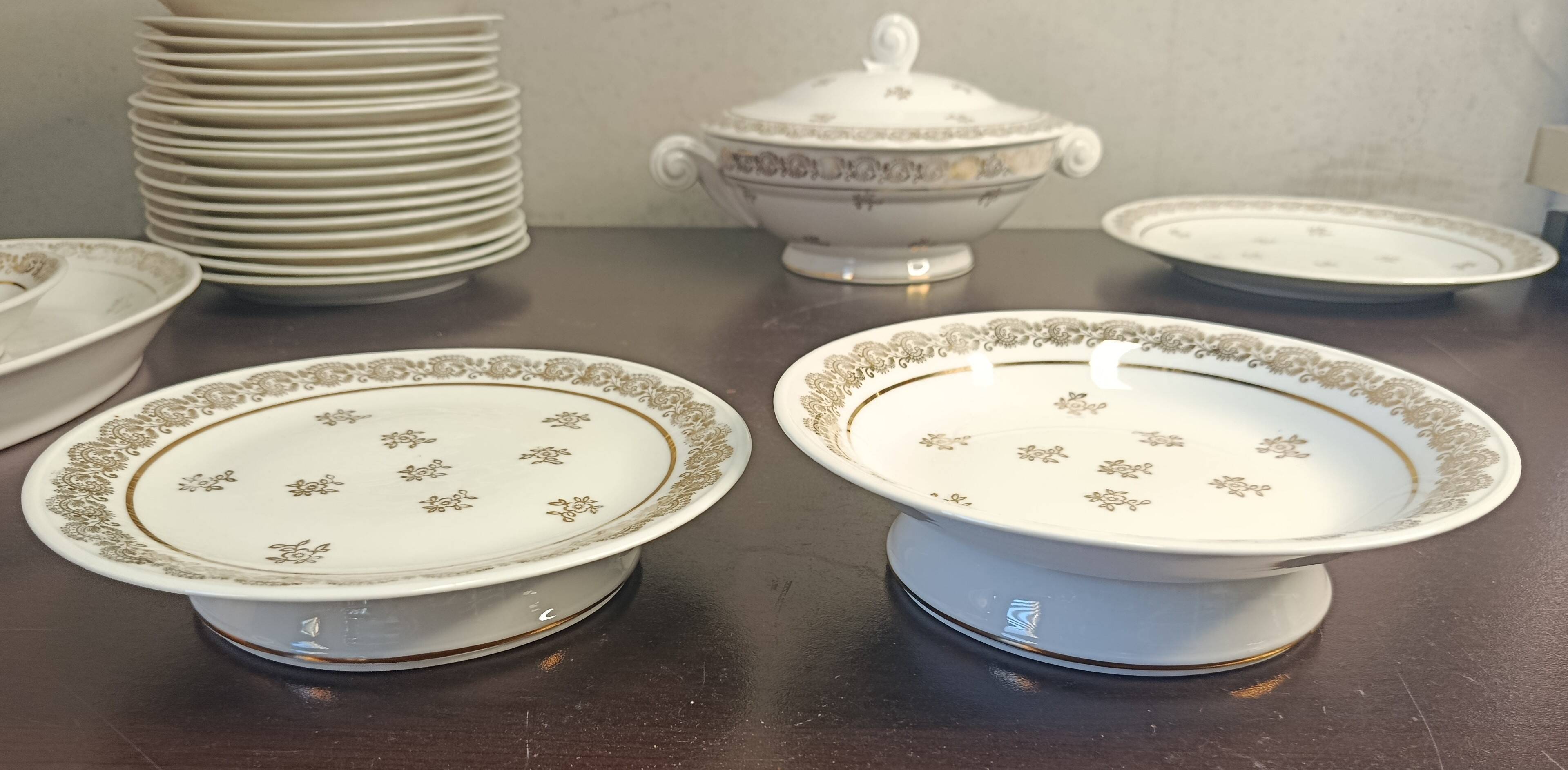 Complete grand table service, Limoges porcelain and gilding, LOT 1