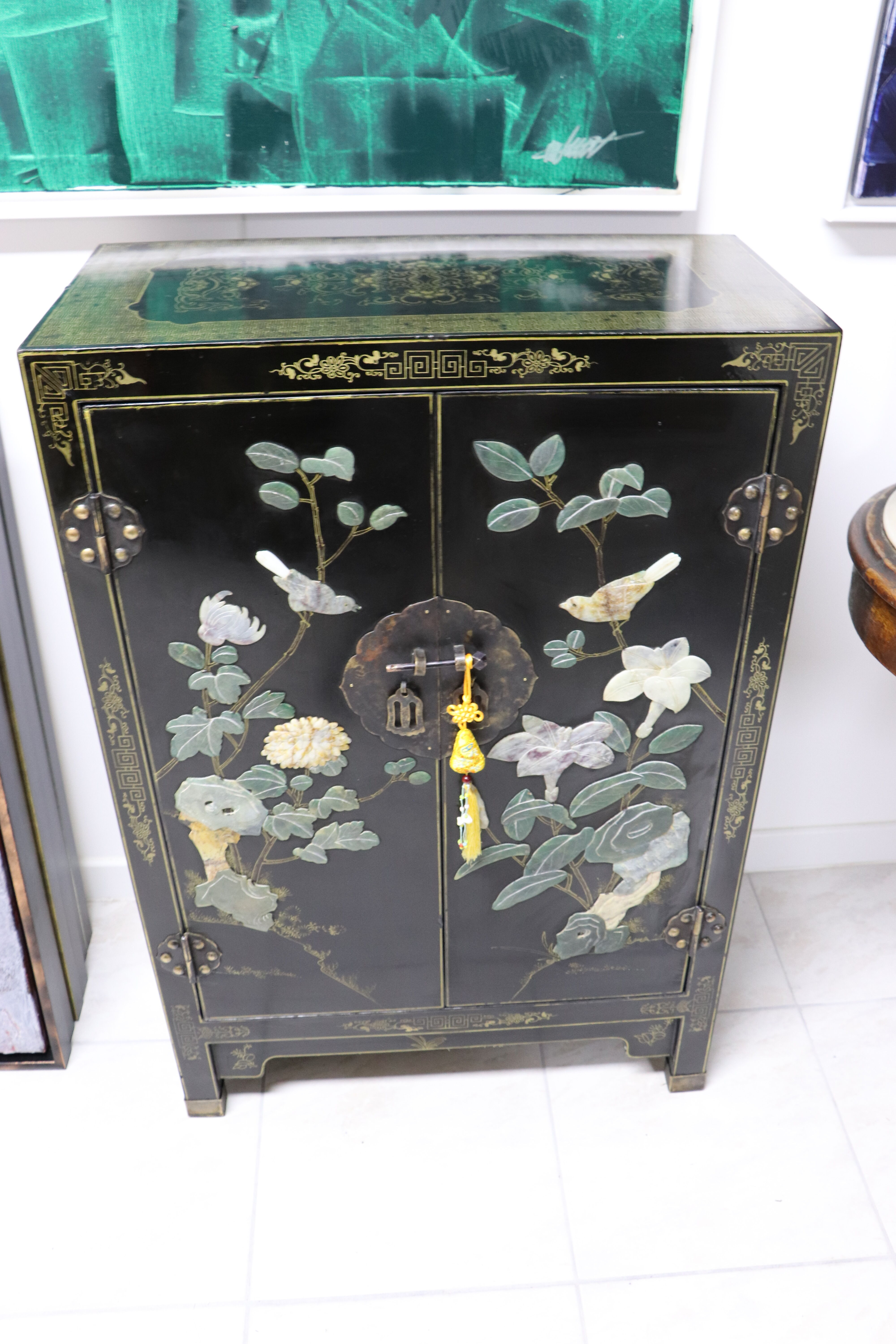 Chinese black laqué buffet 2 doors semi-precious stones on 3 sides