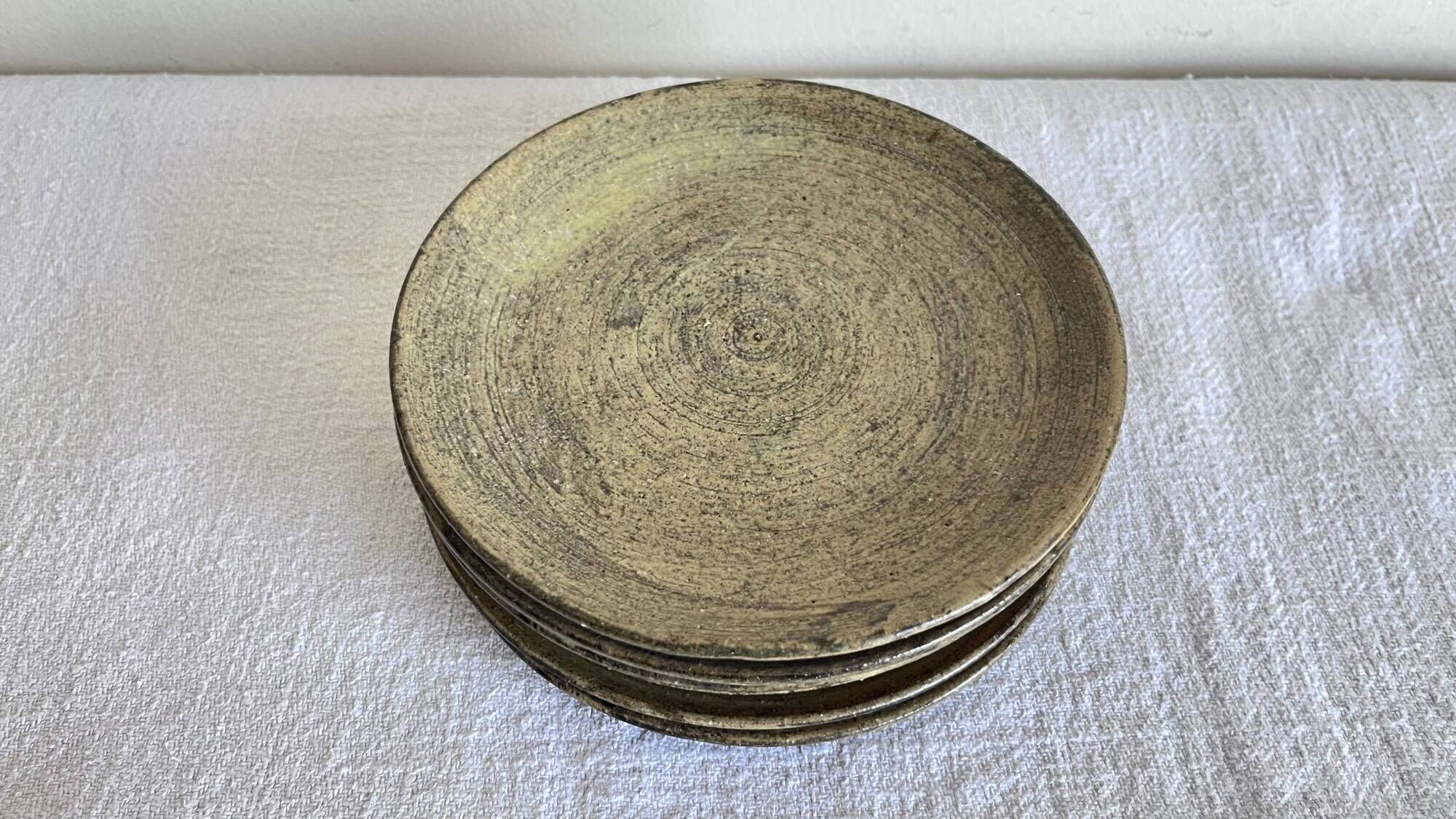 Set of 6 dessert plates in brutalist stoneware from the 1970s.