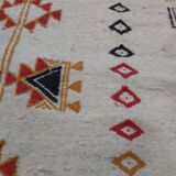 Tapis blanc à motifs berbères fait main en laine