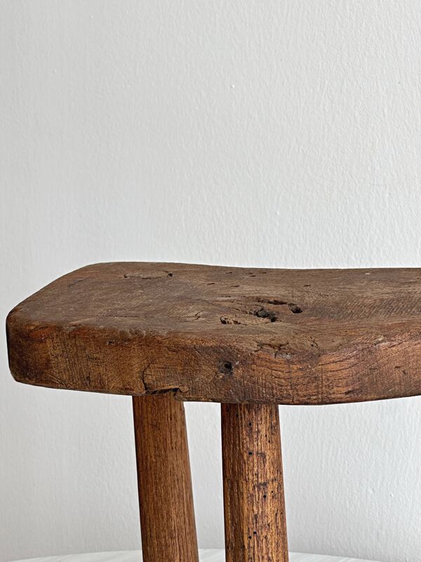 Tabouret tripode ancien en bois massif brut