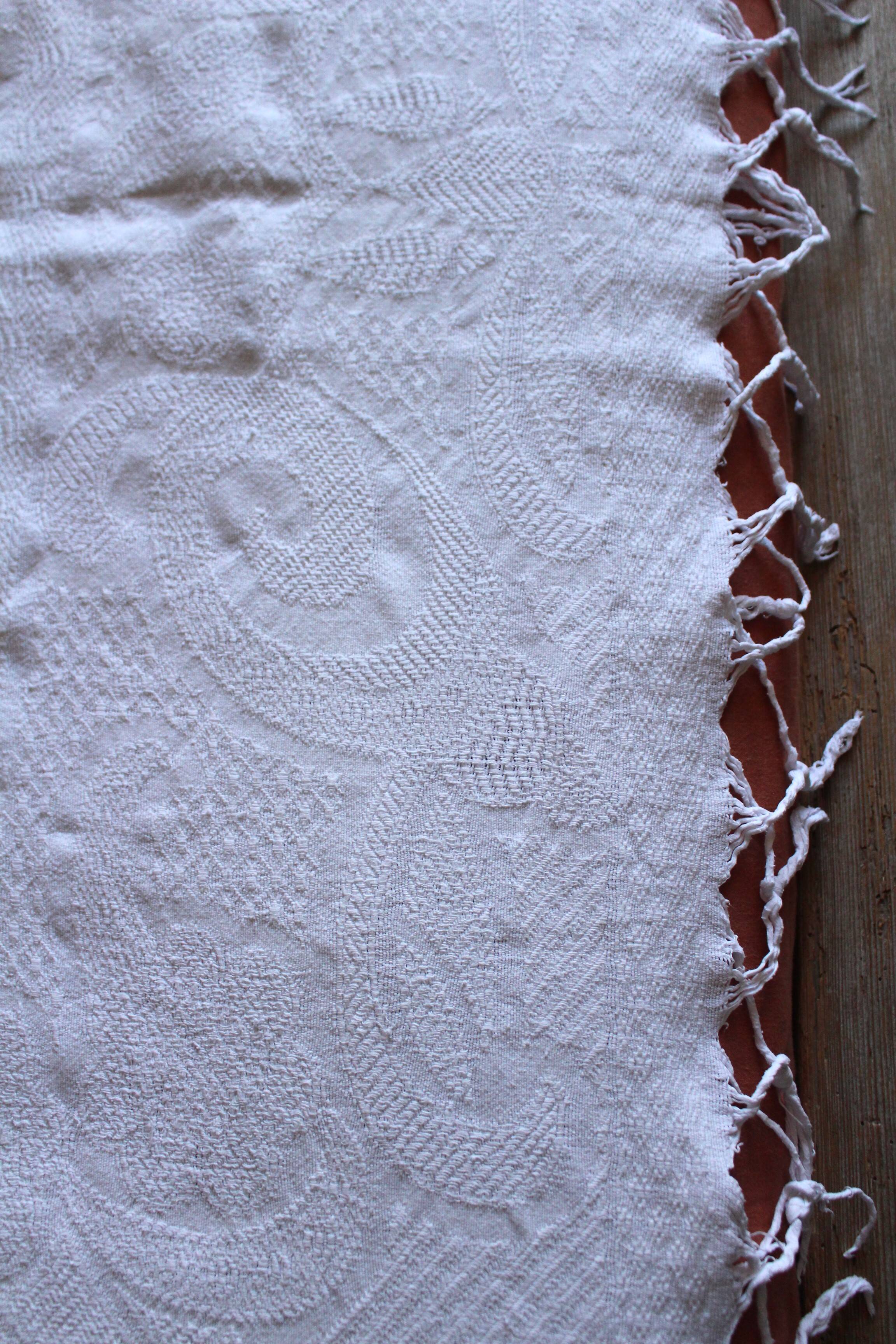 Plaid ancien blanc franges broderies ajourées