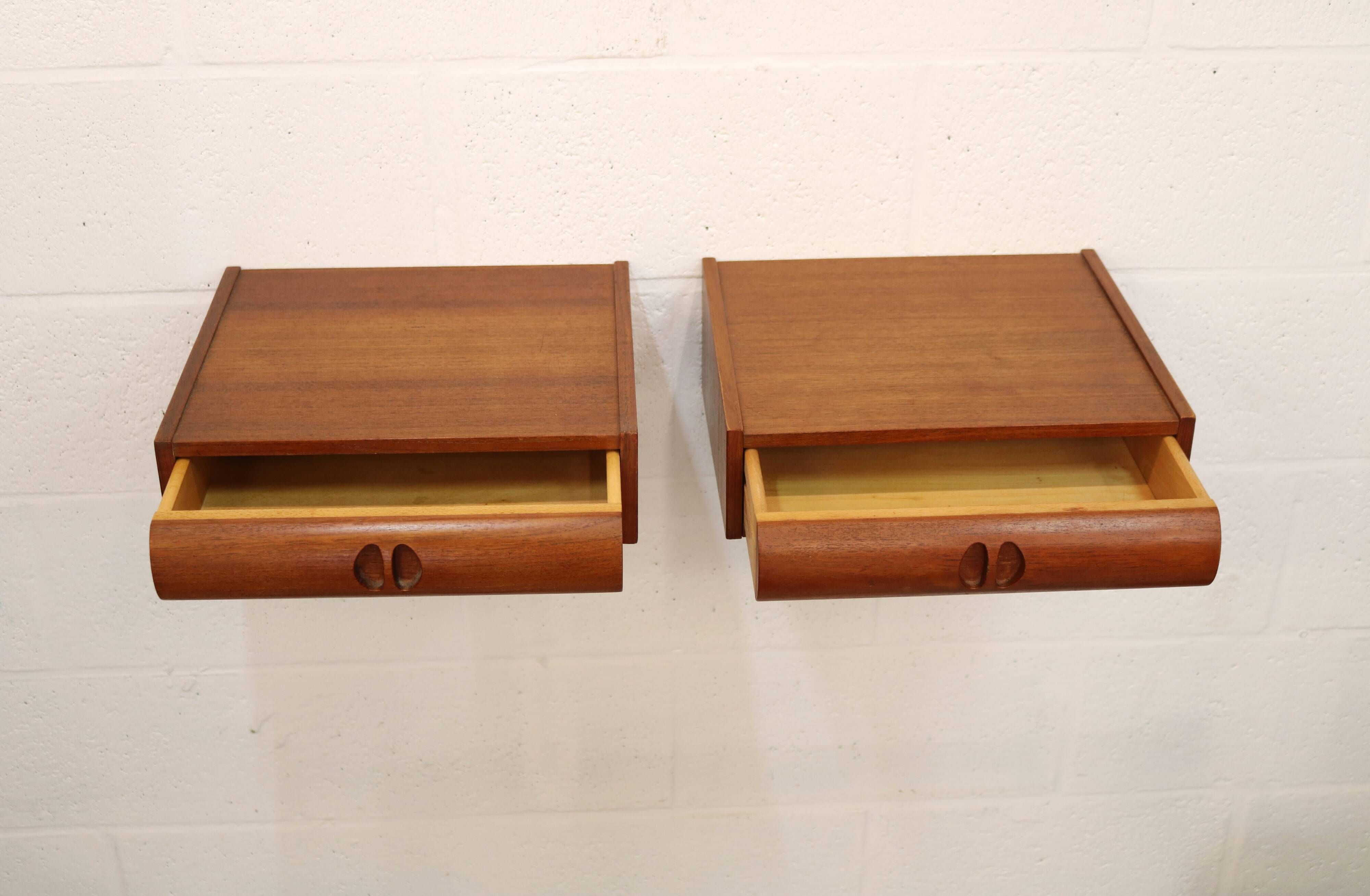 Set of vintage floating nightstands in teak with drawers *** Denmark 1970