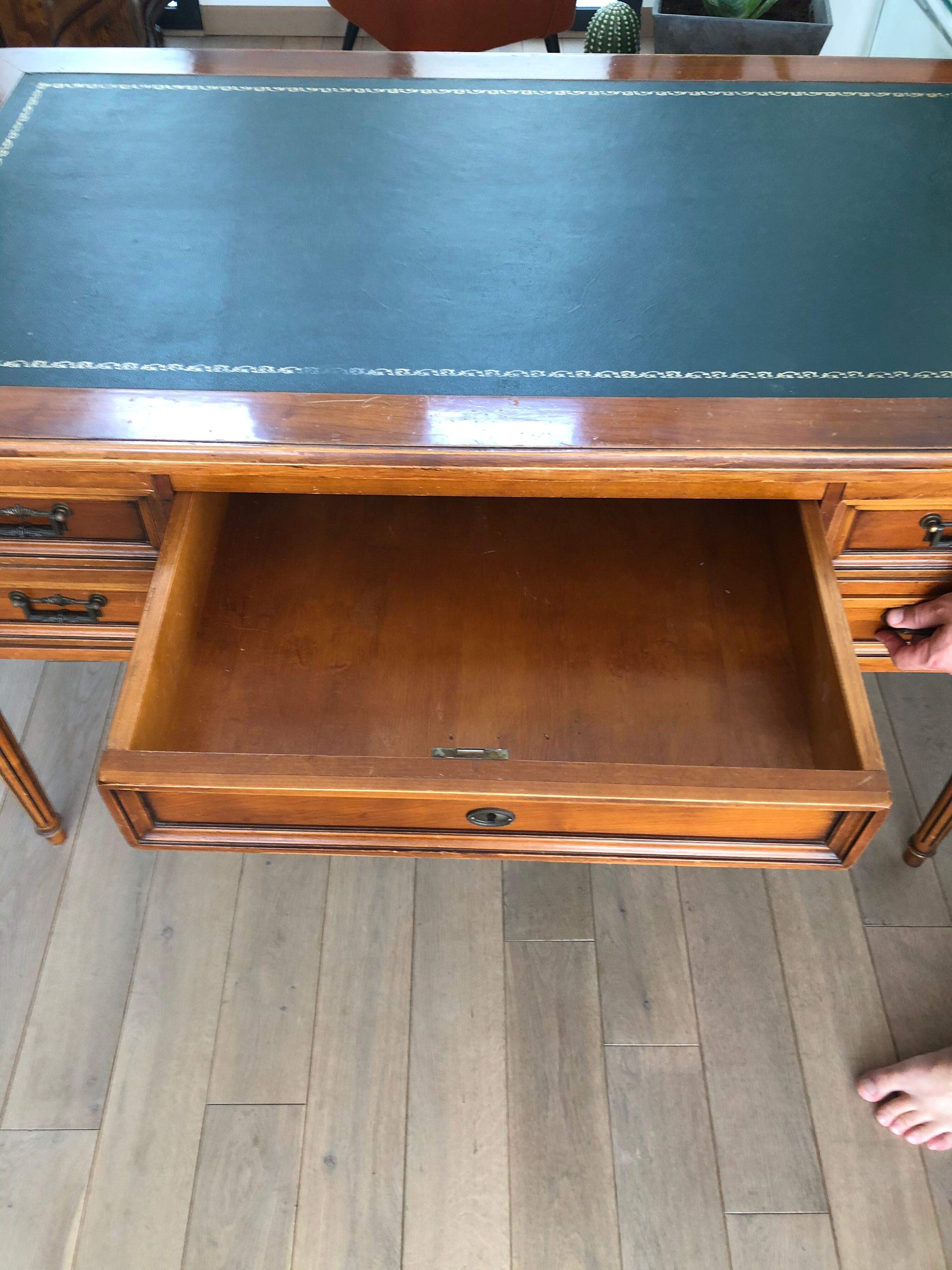 Flat mahogany veneer desk