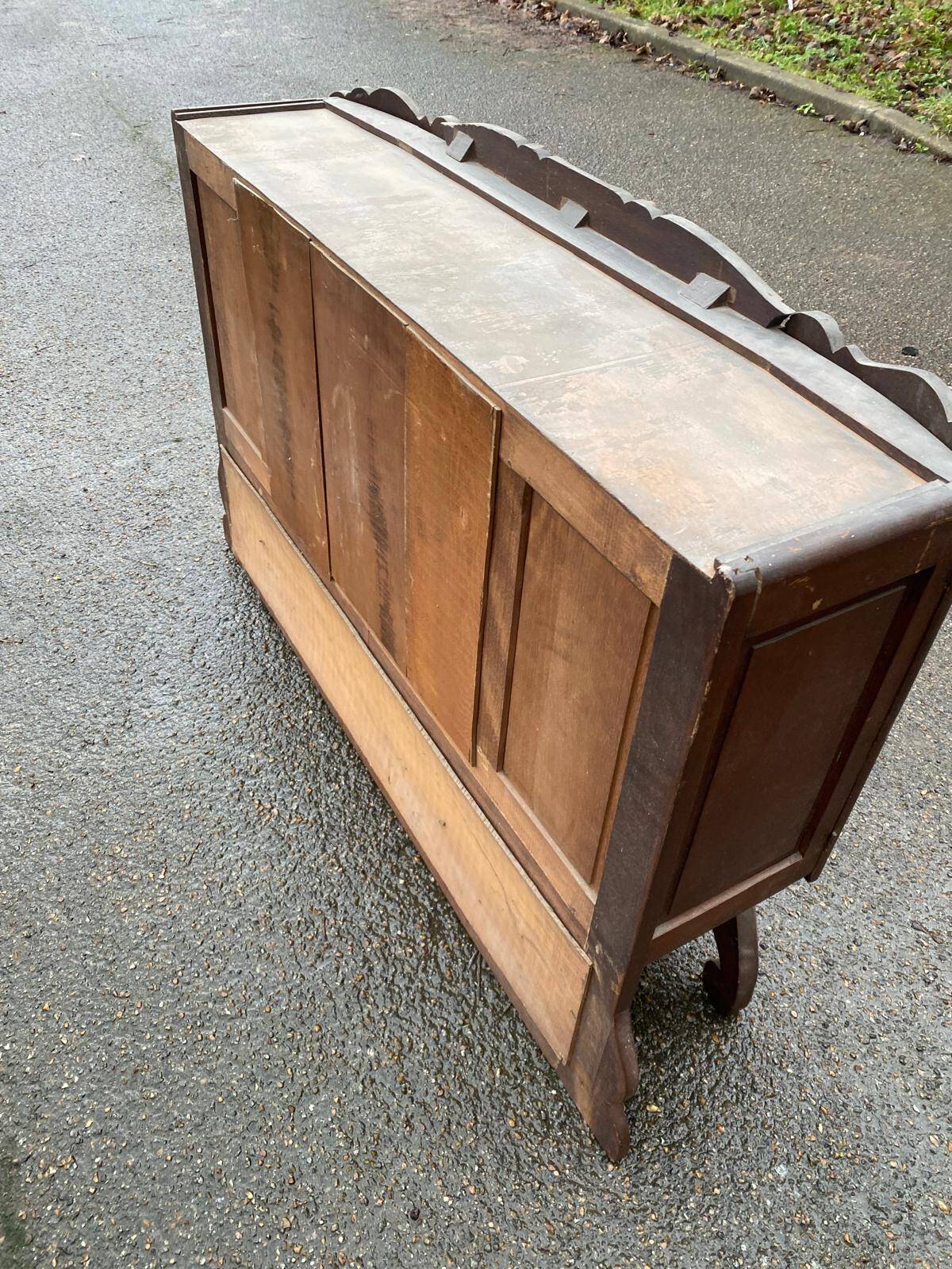 Art Deco sideboard in solid oak and glass from the 1940s.