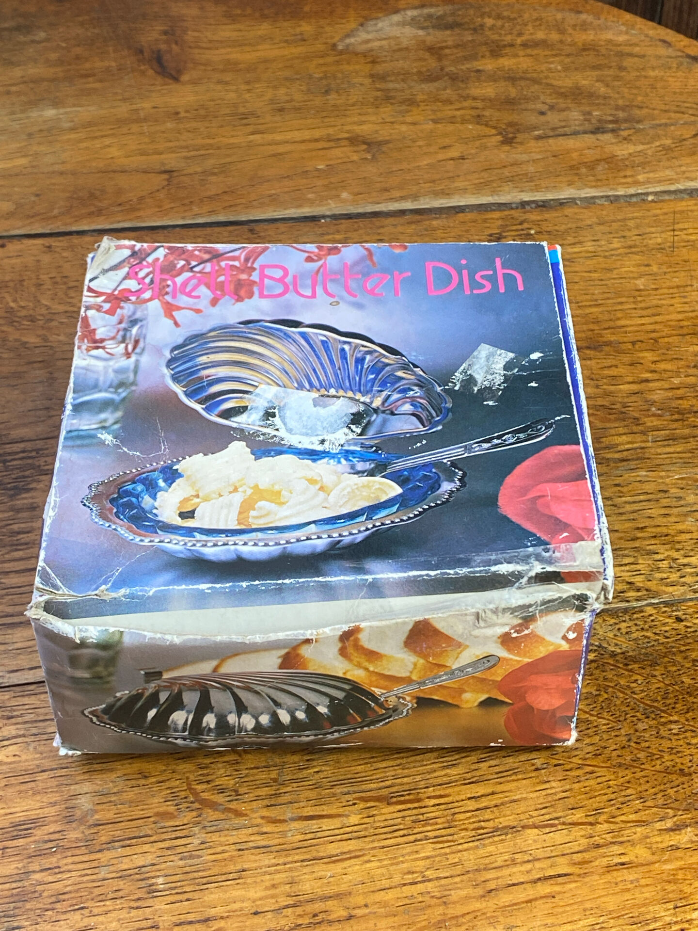 Shell-shaped butter dish in stainless steel and blue glass