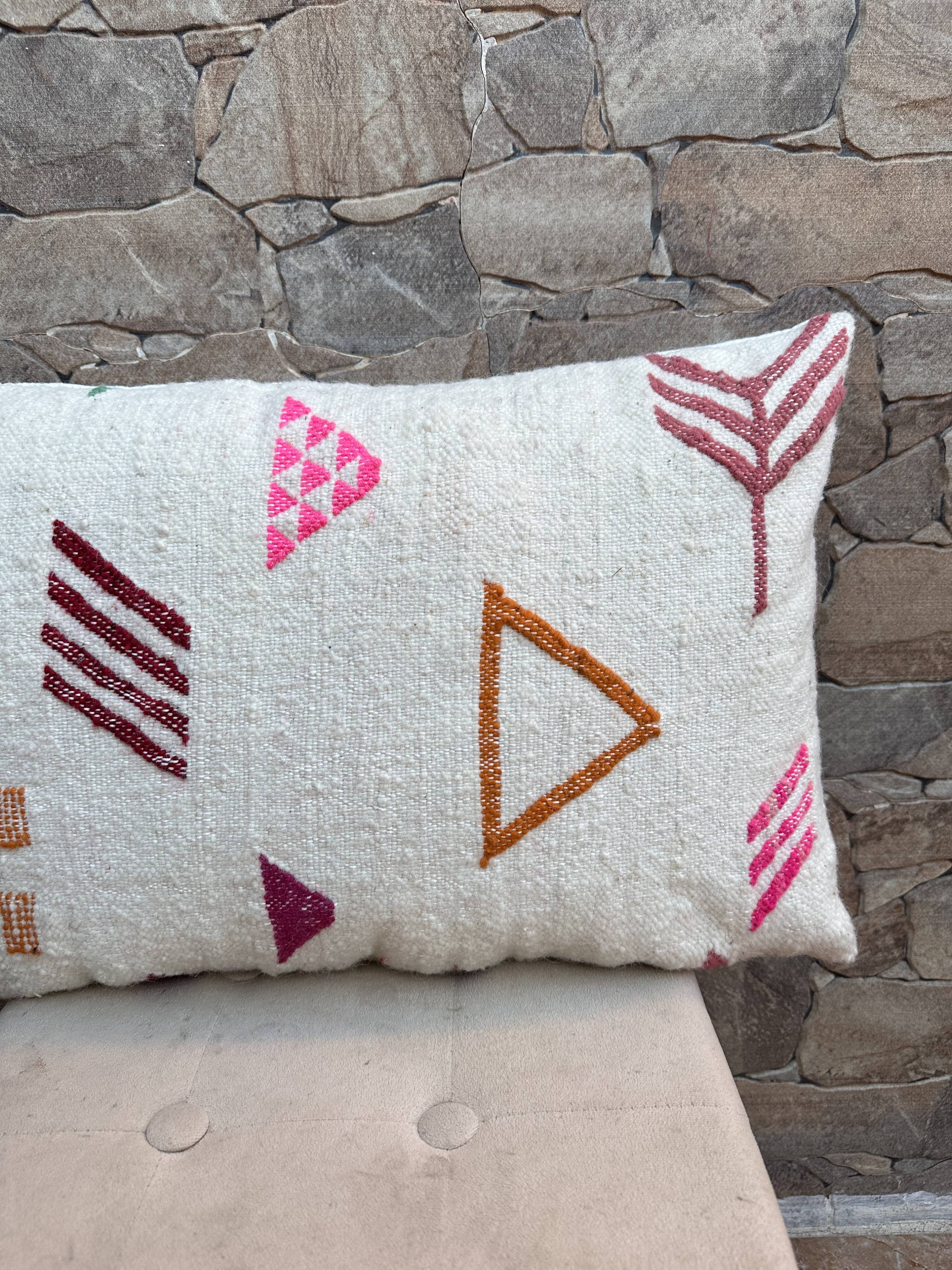 Handmade cushion cover in Berber wool: Moroccan Kilim cushion.