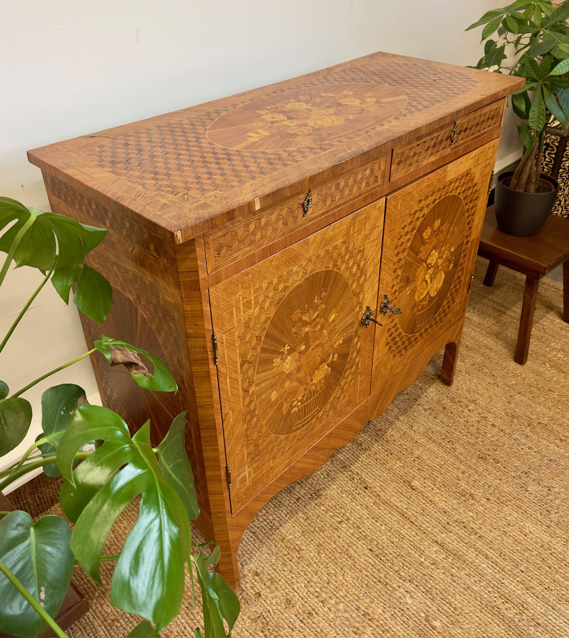 Commode en bois marqueté – Décor floral
