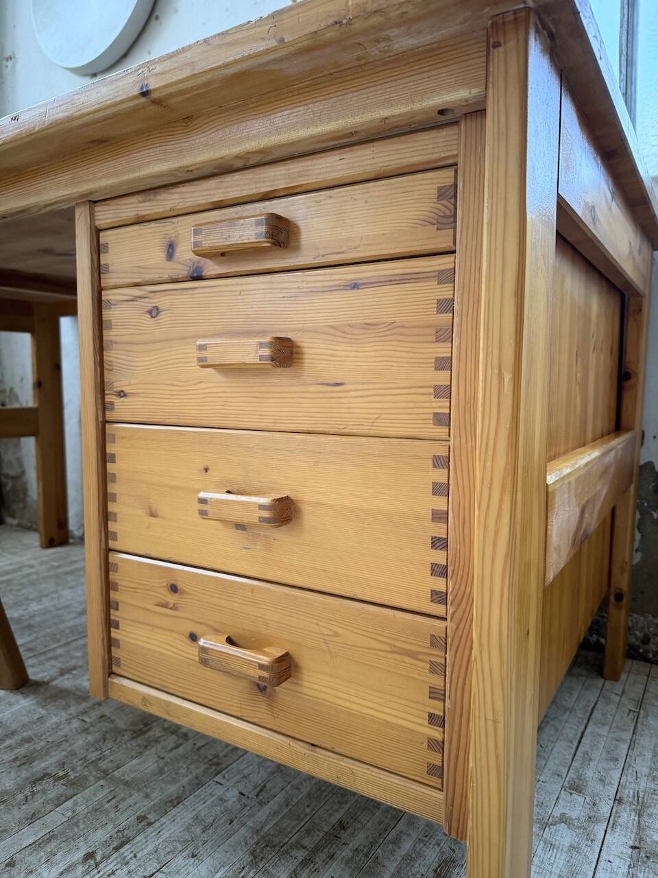 Bureau pin suédois style aperldoon 1970